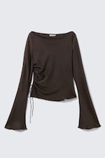 Mörkbrun - Rynkad trumpetärmad topp med båtringning - 3