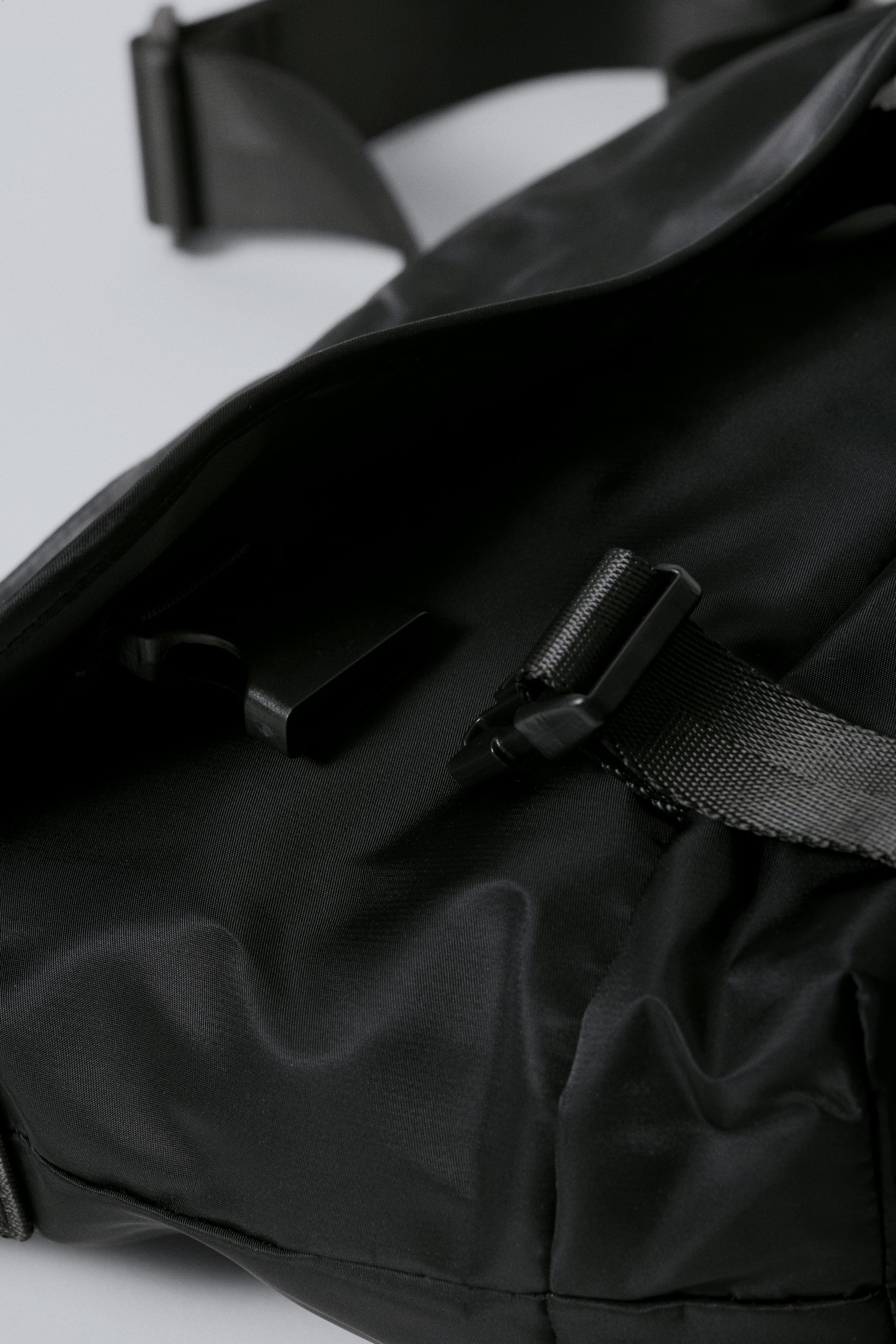 Schwarz - Kleine Messenger-Bag - 2