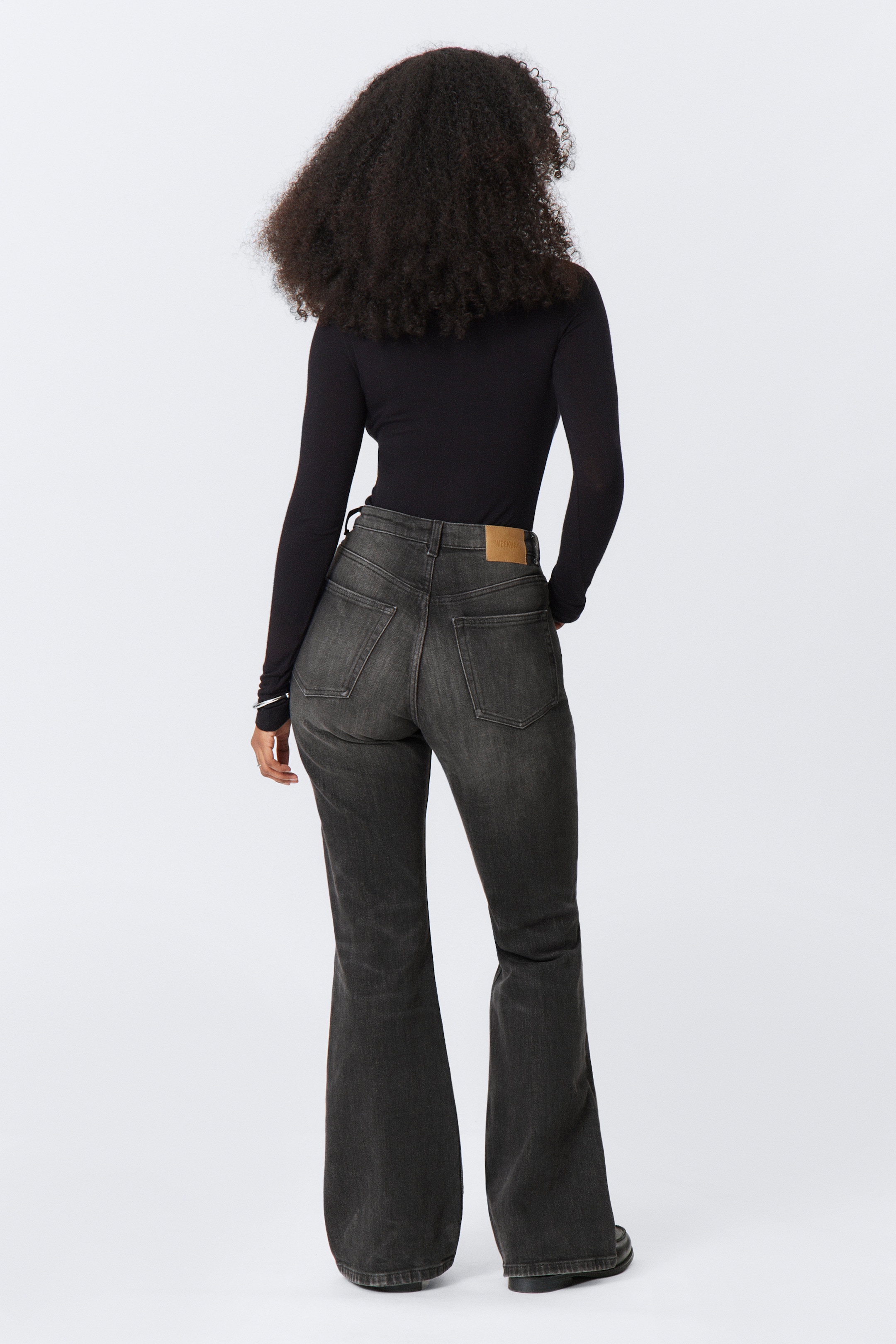 Ver imagen más grande: Vaqueros acampanados de tiro alto Glow Curve - Black Web - Negro - MUJER | H&M ES 4