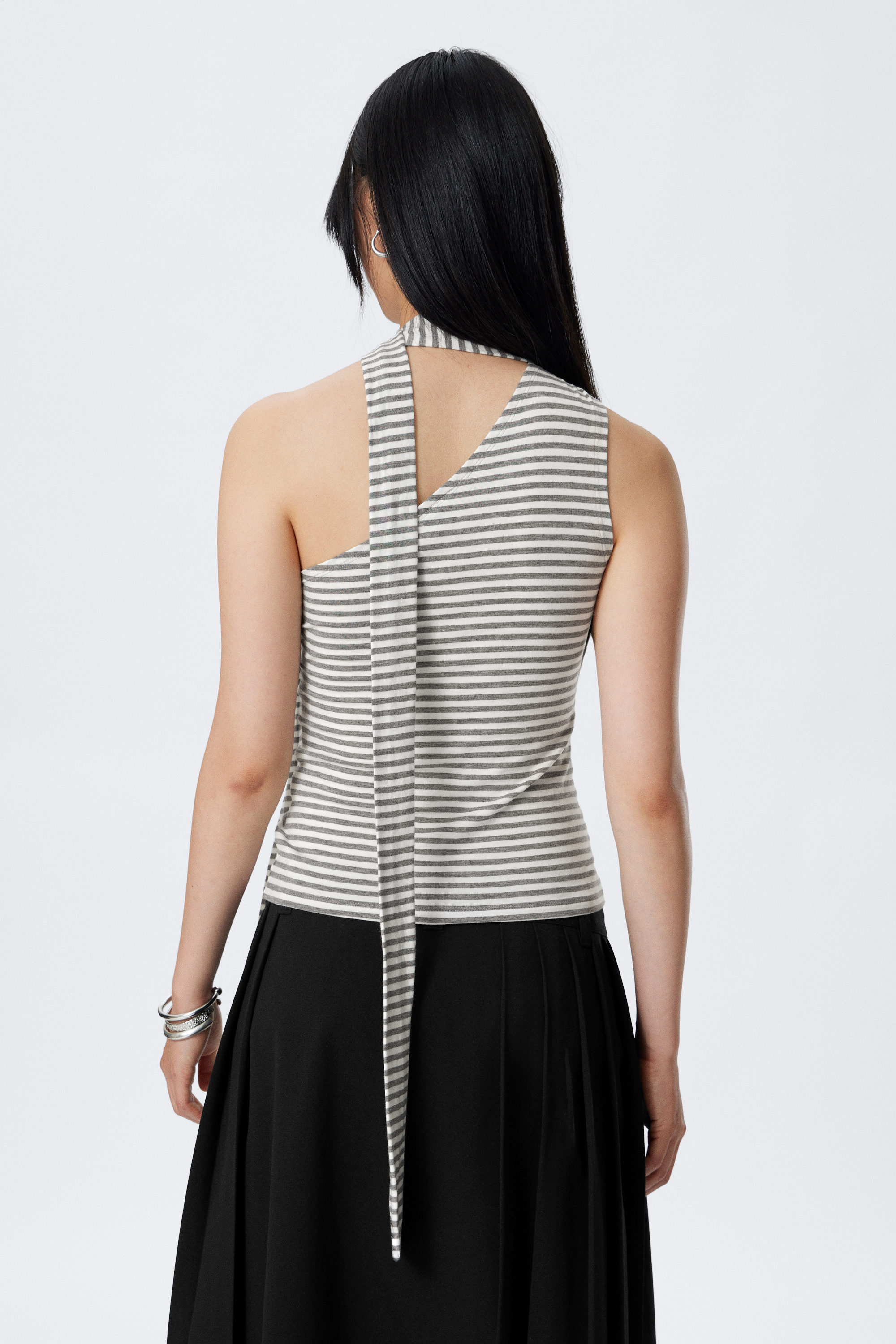 Graue und weiße Streifen - Lyocell One-Shoulder-Top zum Binden - 3