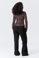 Dunkelrot - Ein langärmliges, tailliertes Hemd aus Satin. - 2