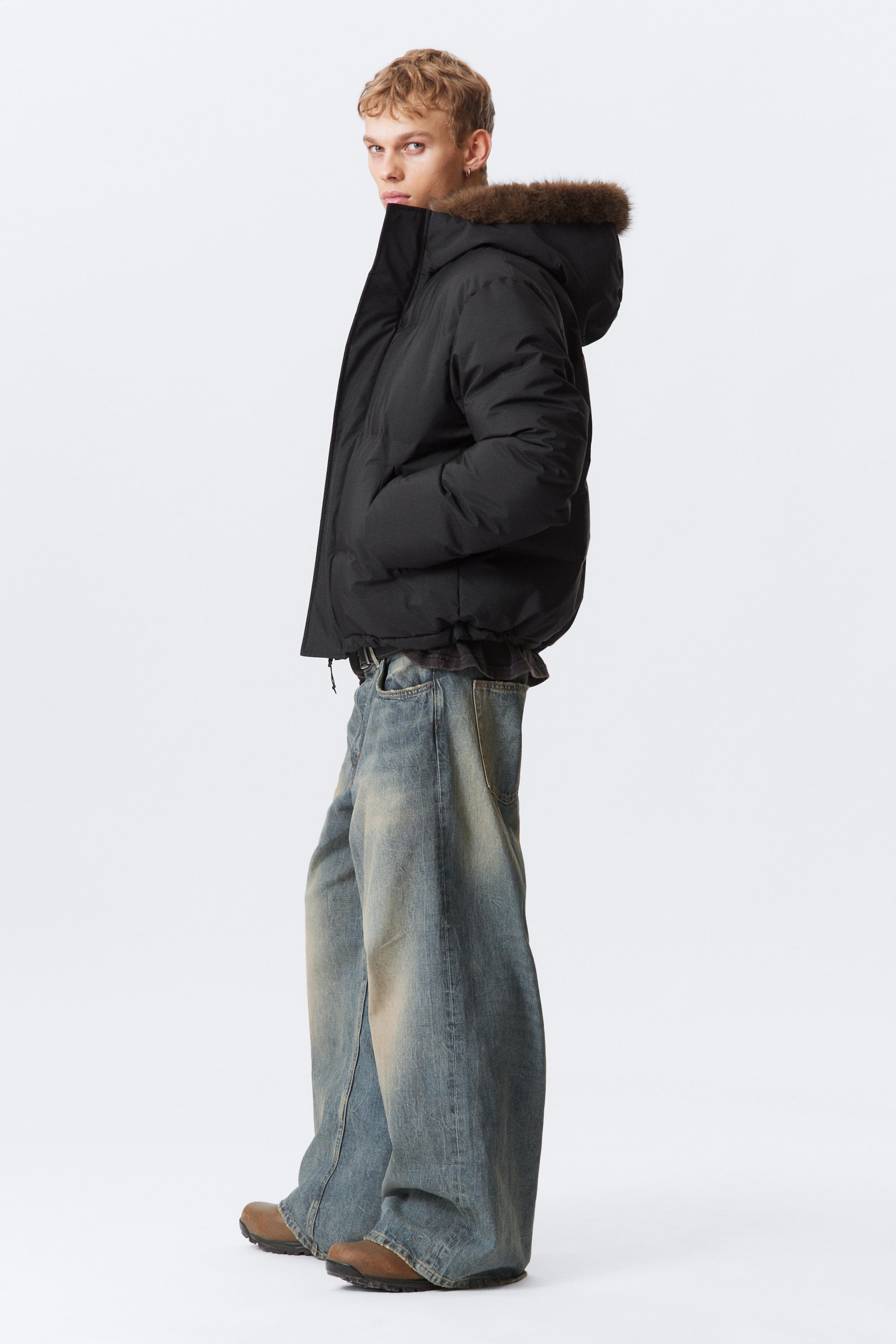 Schwarz - Pufferjacke mit Kapuze und Kunstpelzbesatz - 5