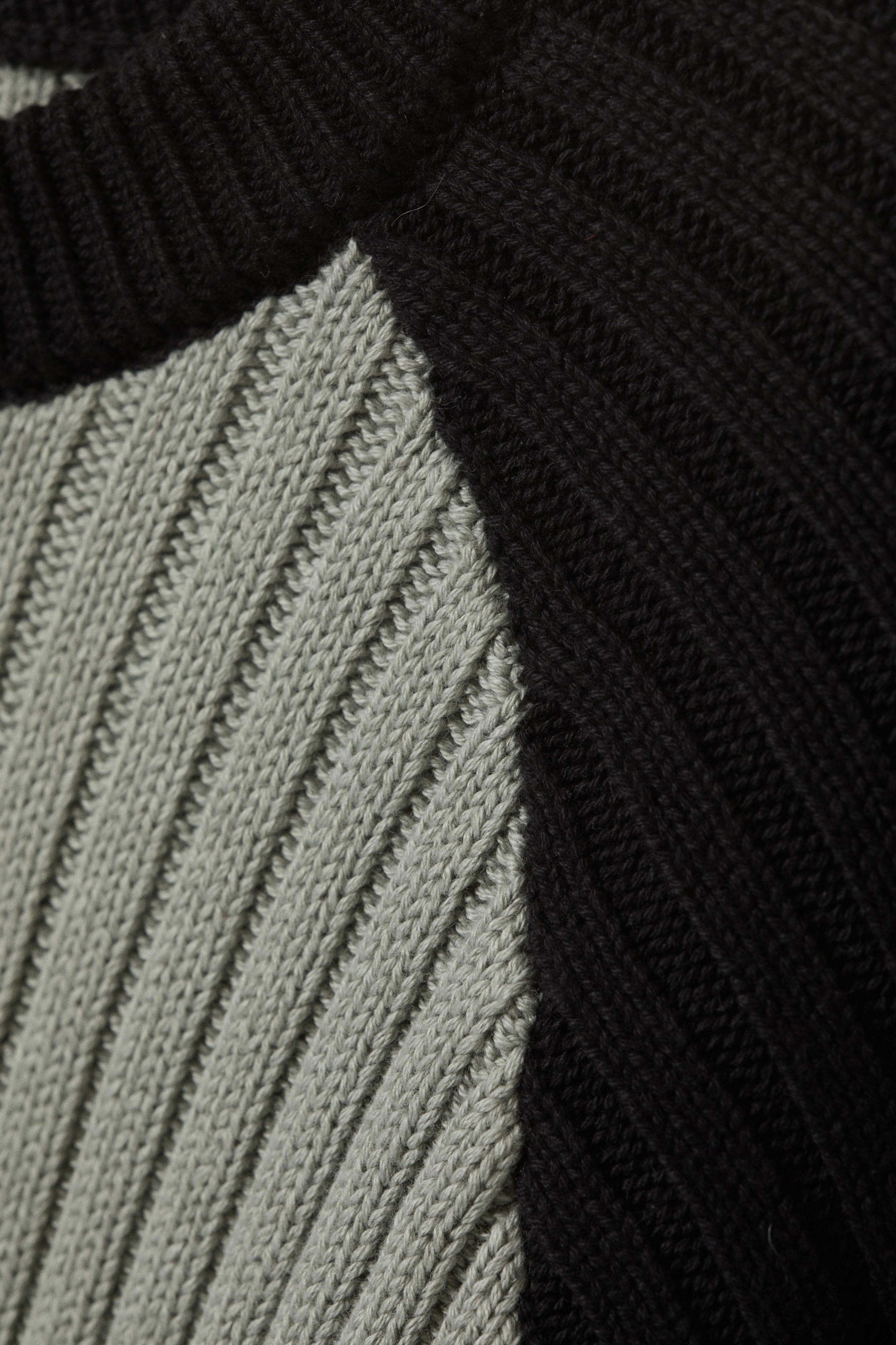 Größeres Bild anzeigen: Gerippter Baumwollpullover mit Raglanärmeln - Grau/Schwarz | H&M AT 5