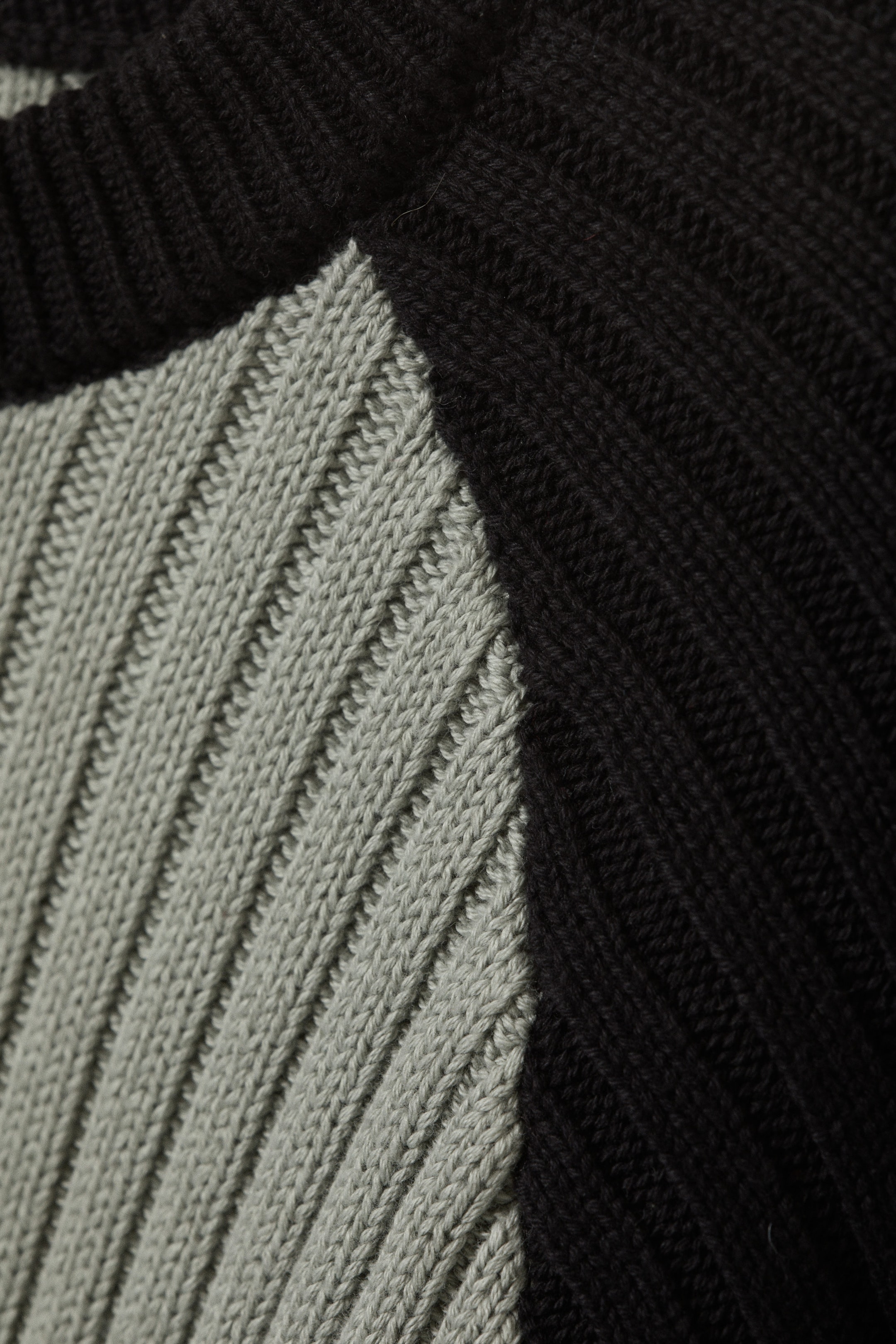 Grey/Black - Ribbestrikket bomullsgenser med raglanermer - 2