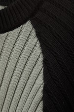 Grey/Black - Ribbestrikket bomullsgenser med raglanermer - 1