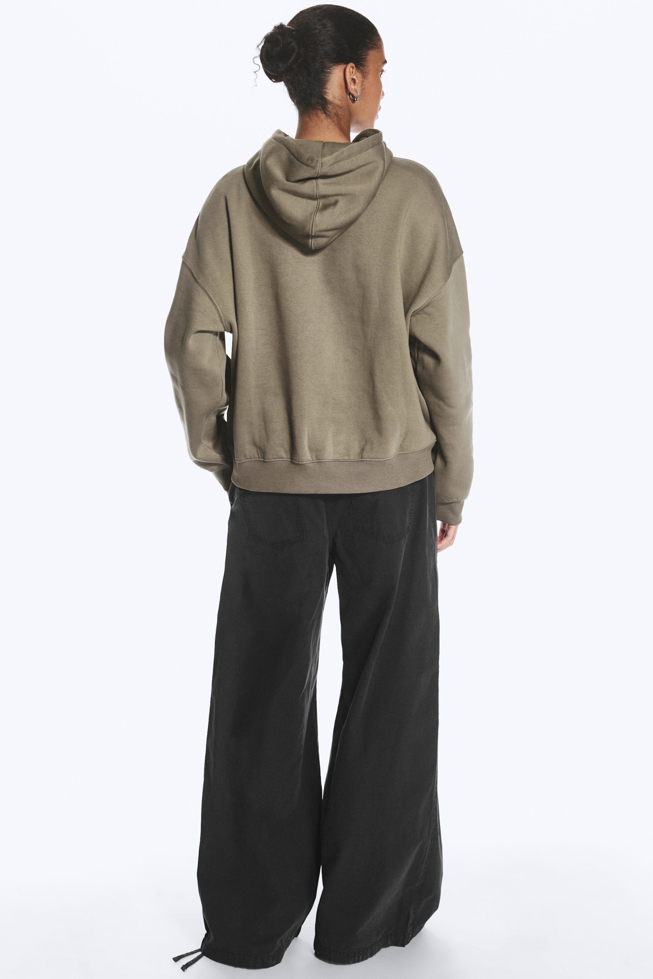 Gedeckter warmer Grauton - Hoodie mit Standard Fit - 3