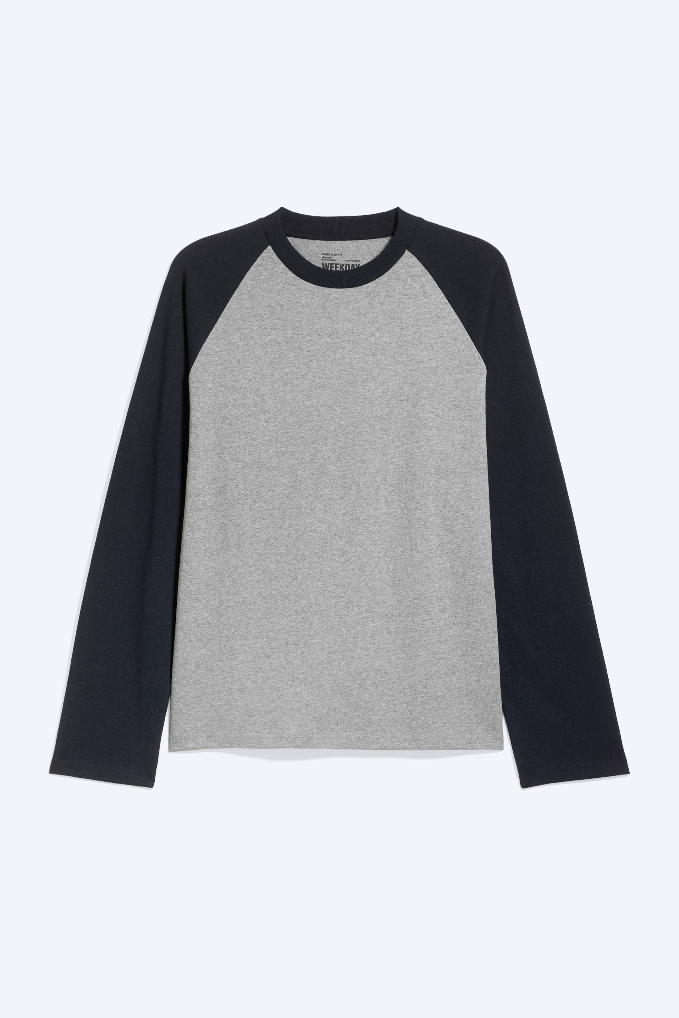 Grösseres Bild ansehen: Dieses langärmlige Raglan-T-Shirt ist von vorne zu sehen und verfügt über einen meliert grauen Körper sowie kontrastierende schwarze Raglanärmel. Es zeigt einen schwarzen, gerippten Rundhalsausschnitt sowie gerade geschnittene Säume an Ärmeln und Bund.