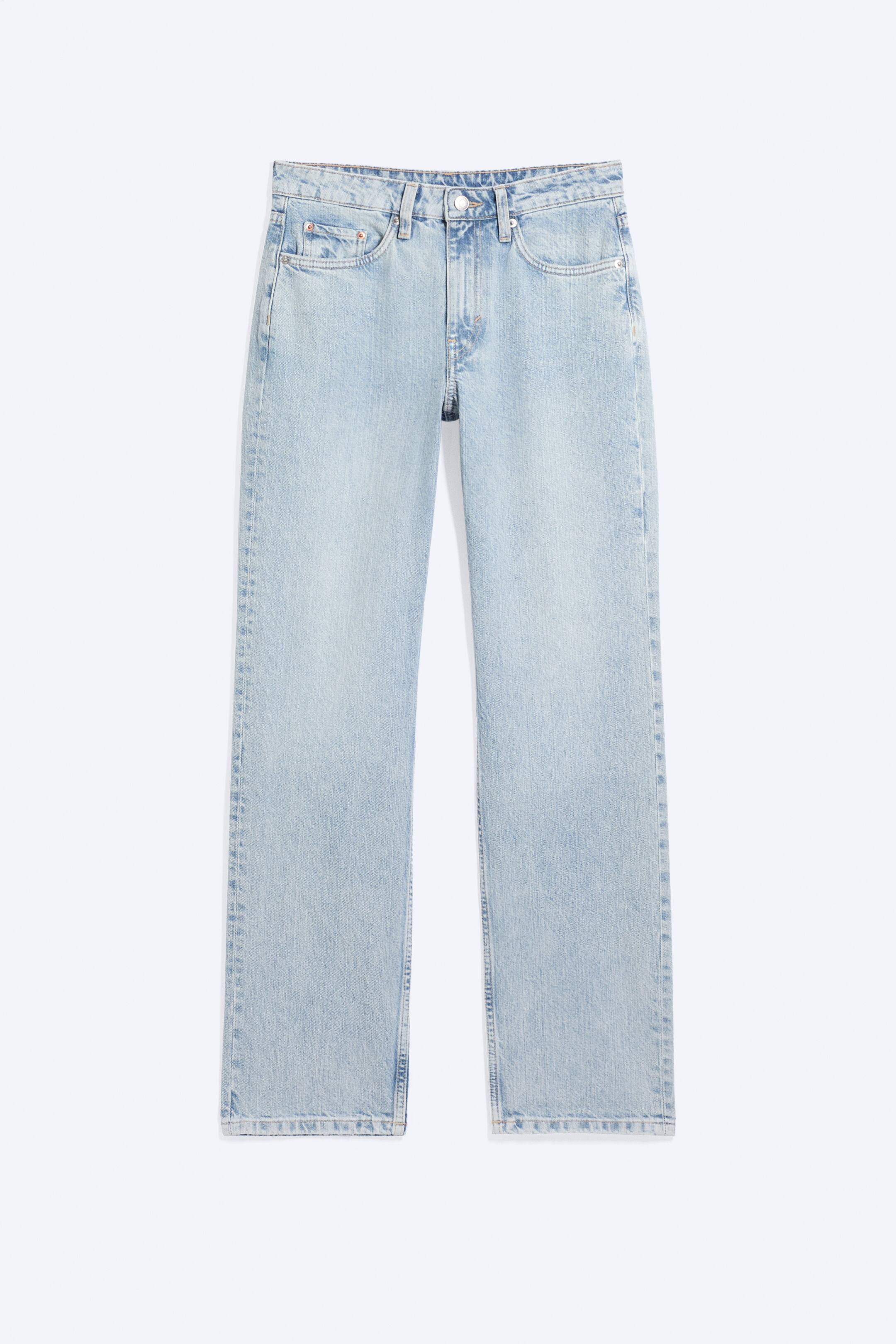 Agrandir l'image: Un pantalon en denim bleu clair est présenté de face, avec une taille mi-haute, une coupe classique et une jambe droite. Il est doté d'une fermeture éclair avec un bouton à la taille, et de poches avant incluant une poche à monnaie.