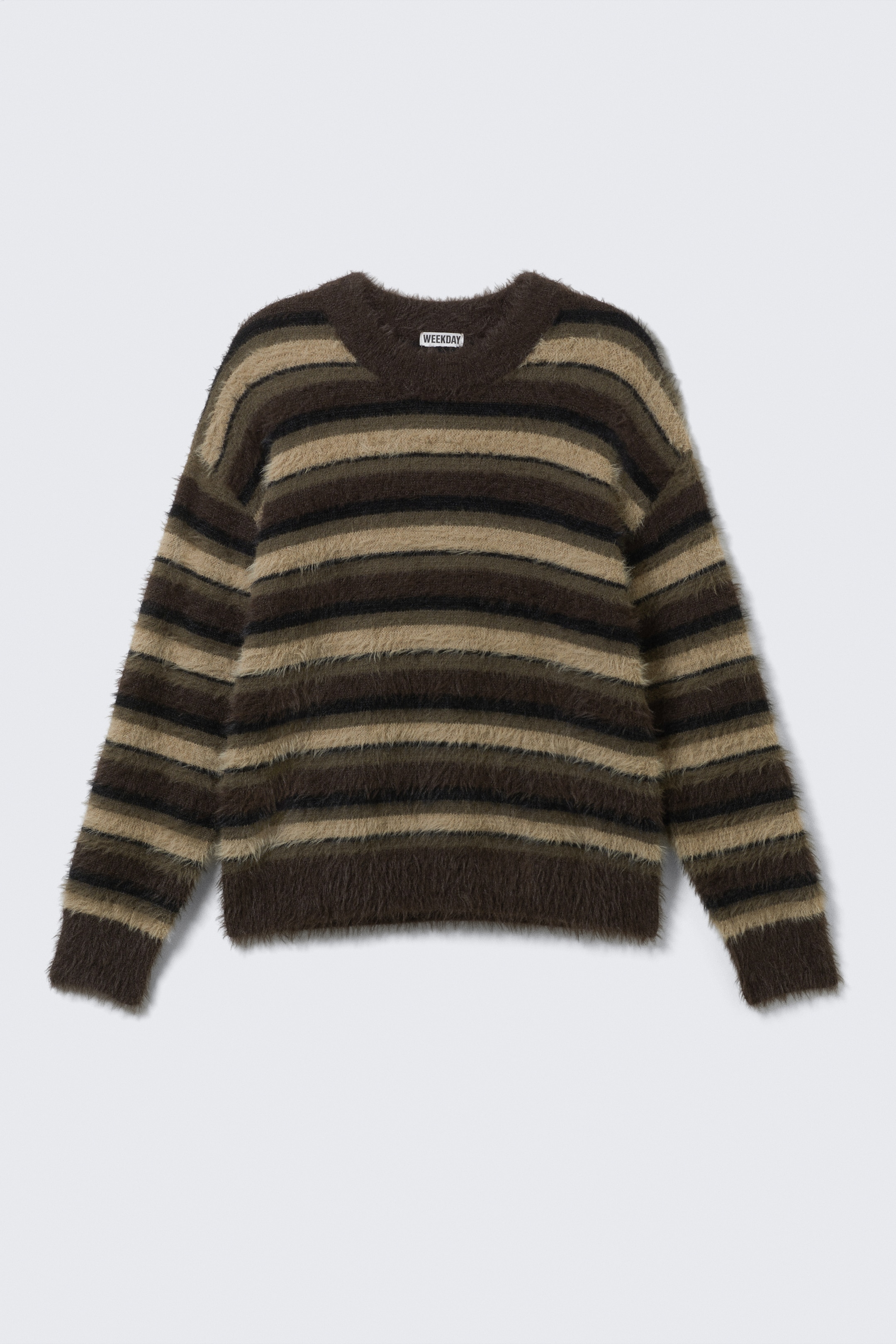 Visualizza immagine più grande: Un maglione a V in maglia soffice è disteso, mostrando il suo davanti. Presenta strisce orizzontali di larghezze variabili in marrone scuro, marrone medio, beige e nero, con una piccola etichetta bianca visibile al collo.