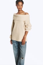 Lys beige - Off-shoulder ribbestrikket genser - 1