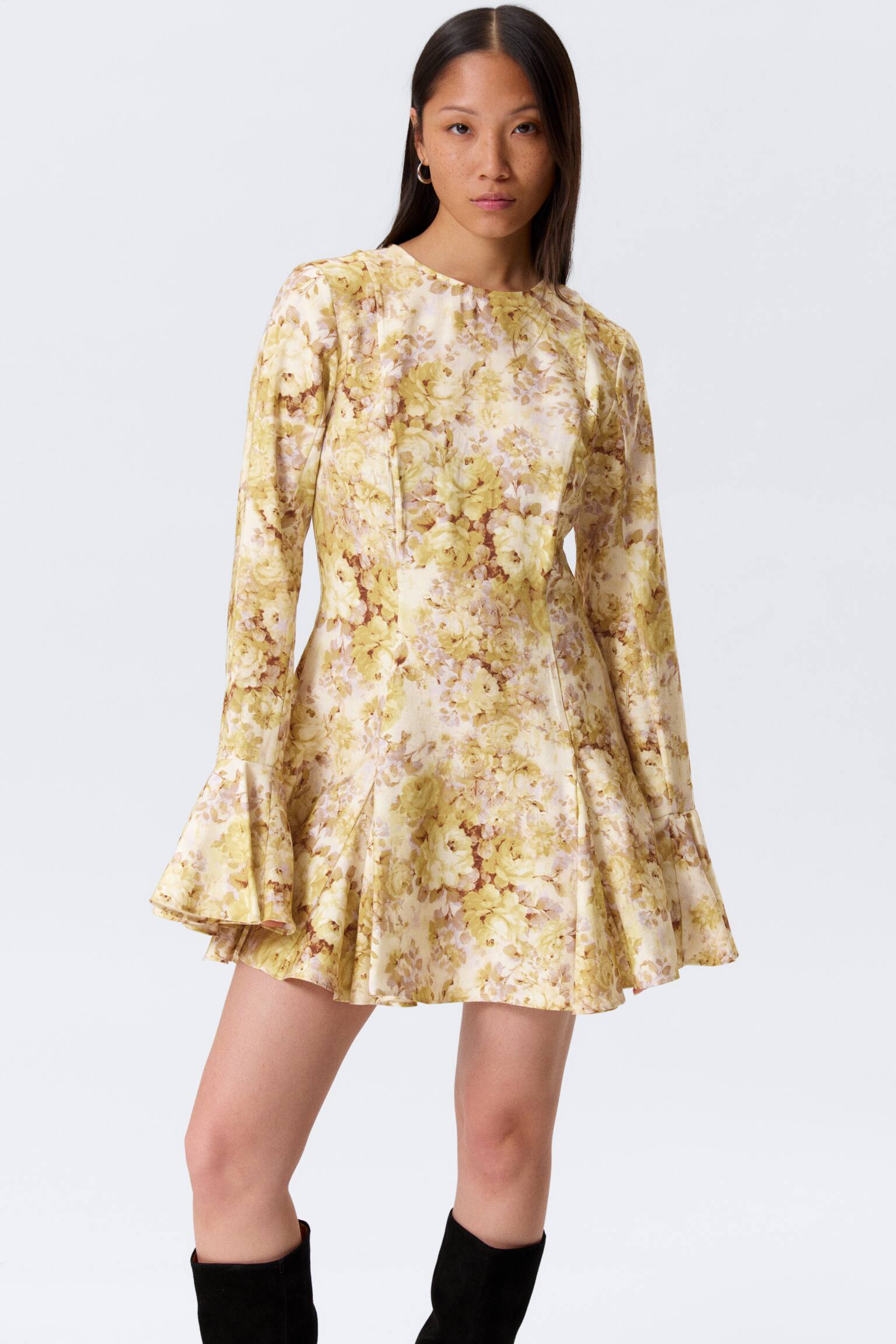 Nauwsluitende mini-jurk met lange mouwen en volant - Gele bloemenprint - 6