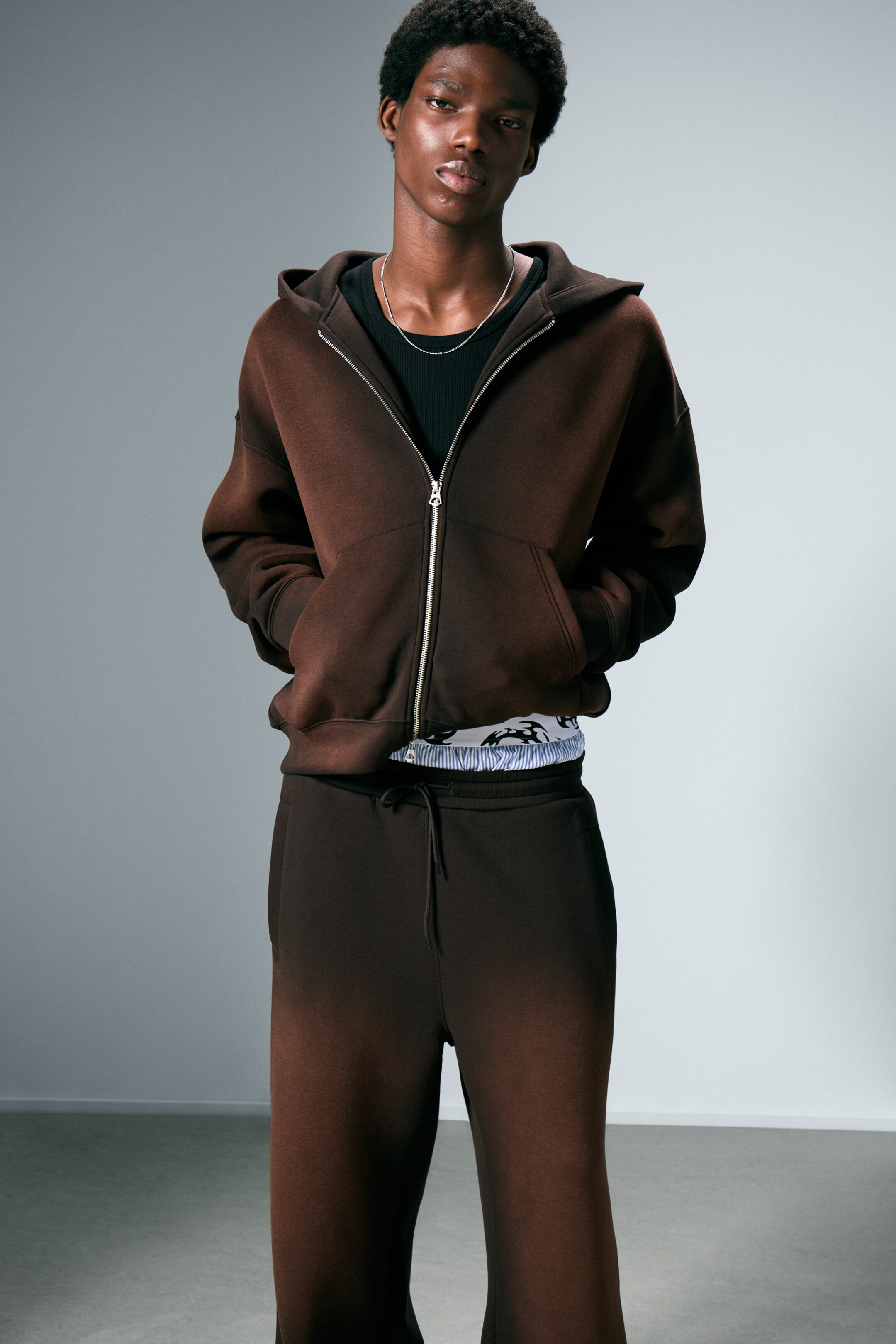 Zobacz większy obraz: Simon Washed Scuba Bluza z kapturem - Sprany Ciemnobrązowy - ON | H&M PL 2