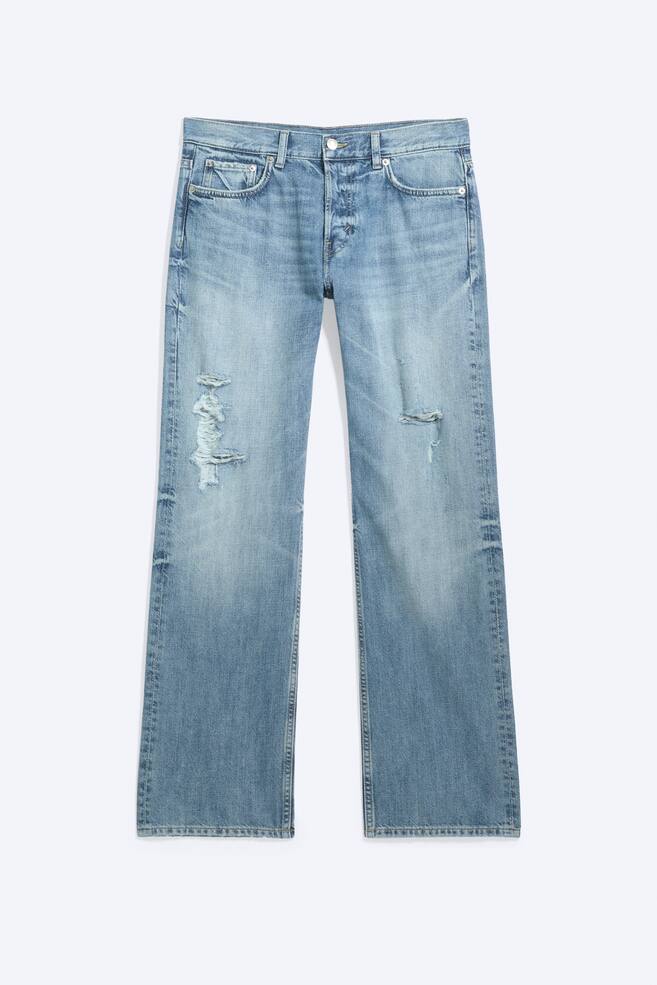 Die Sonic Low-Rise Regular Straight Jeans werden in einer Frontansicht prÃ¤sentiert und zeigen eine hellblaue Waschung sowie eine gerade Beinsilhouette. Die Jeans verfÃ¼gen Ã¼ber den klassischen Five-Pocket-Stil, dezente Ausbleichungen und destroyed, zerrissene Details an beiden Oberschenkeln. - 1