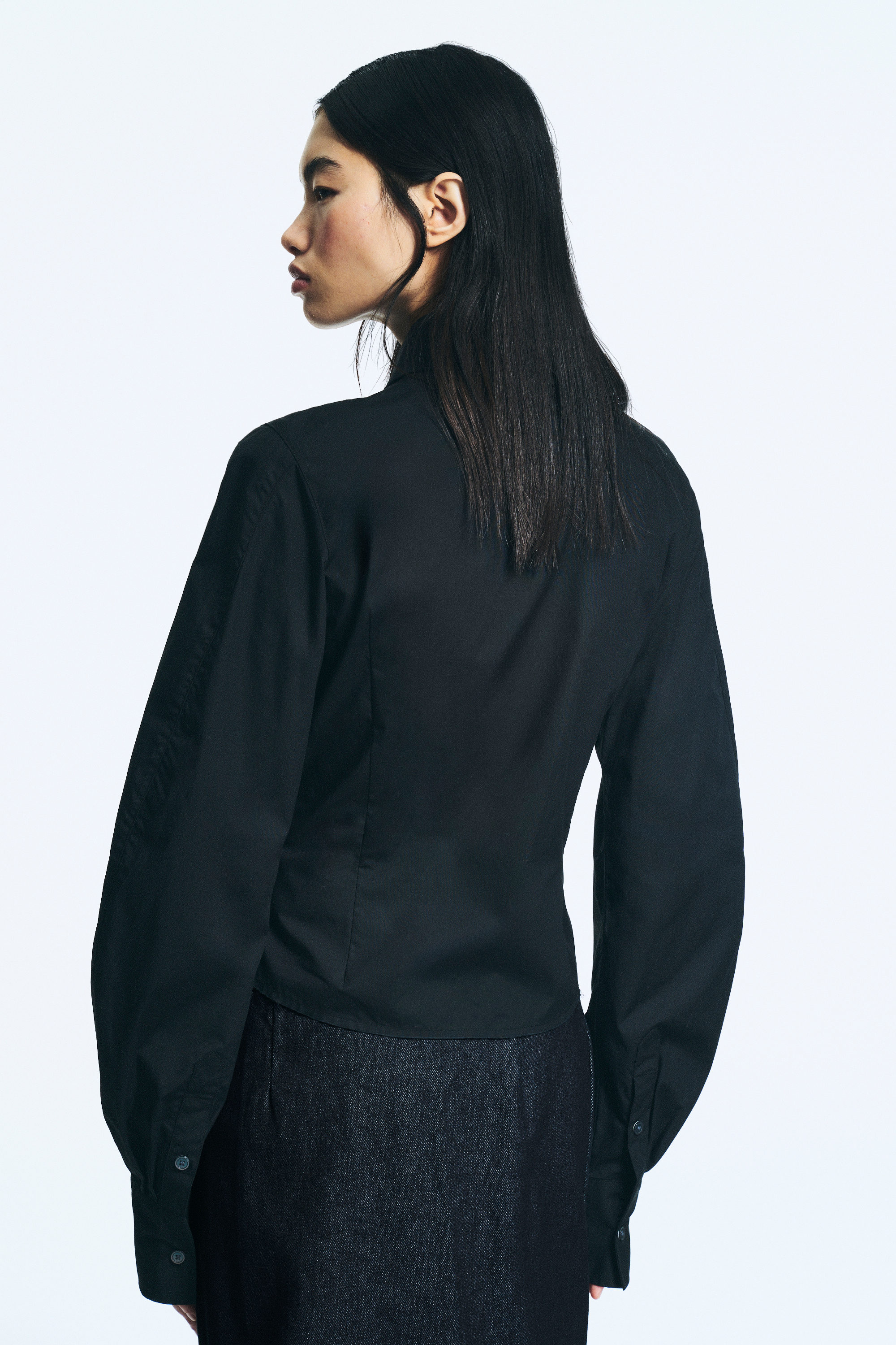 Schwarz - Figurbetontes Popeline-Hemd mit Krawattendetail - 4