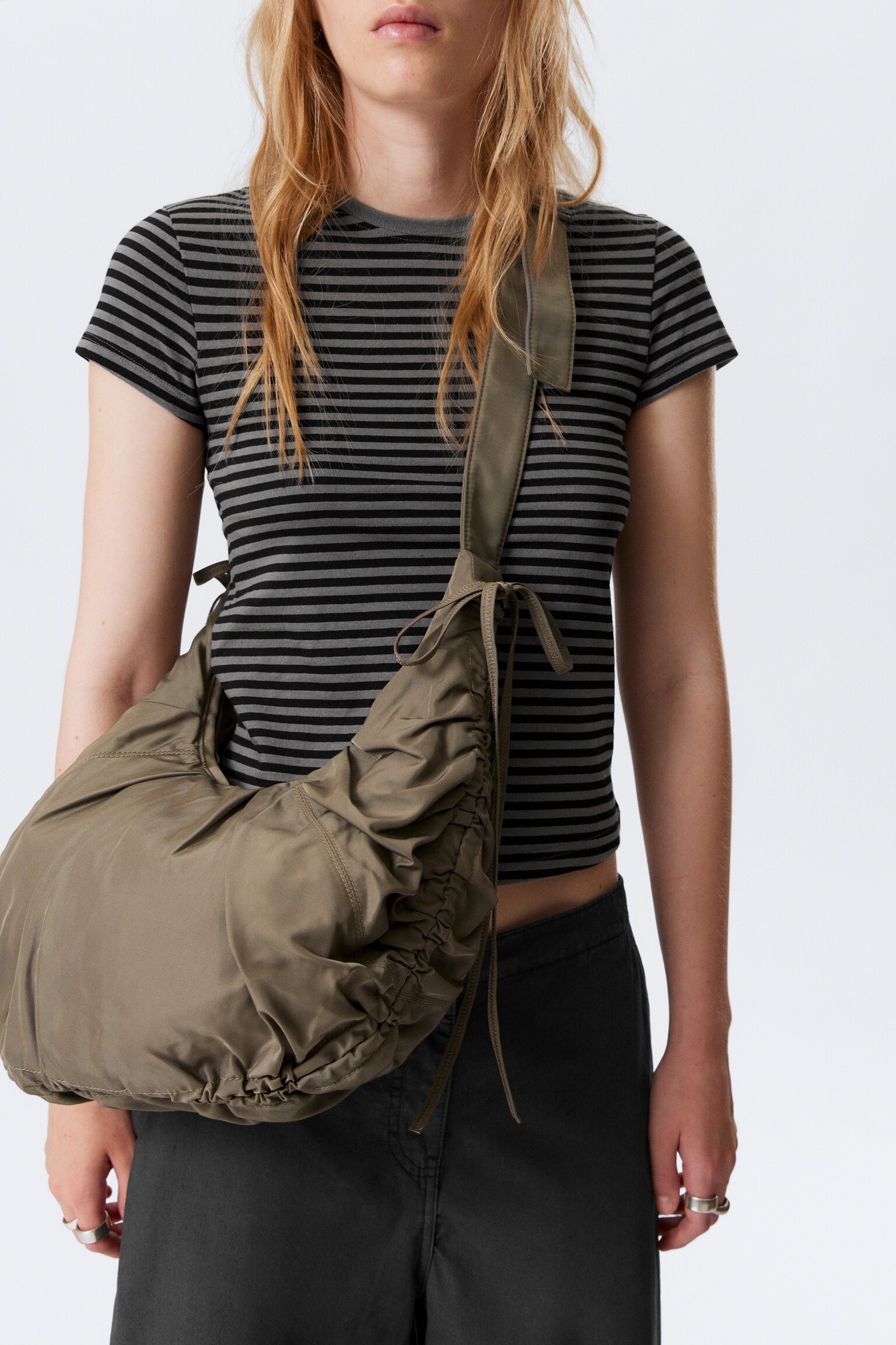 Rynkad crossbody-väska - Dark Beige/Svart - 4