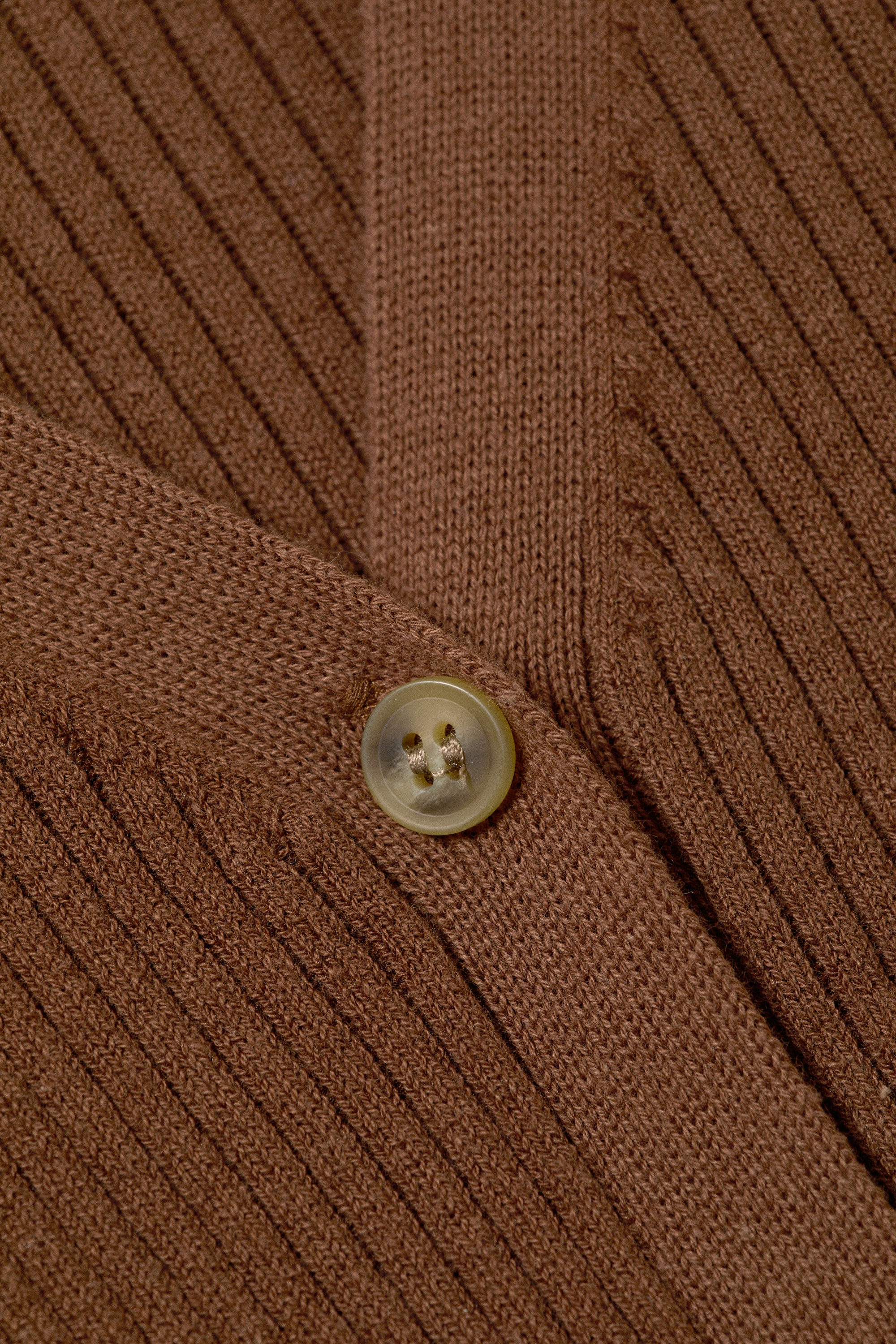 Dunkelbraun - Gestrickter Cardigan mit V-Ausschnitt - 4