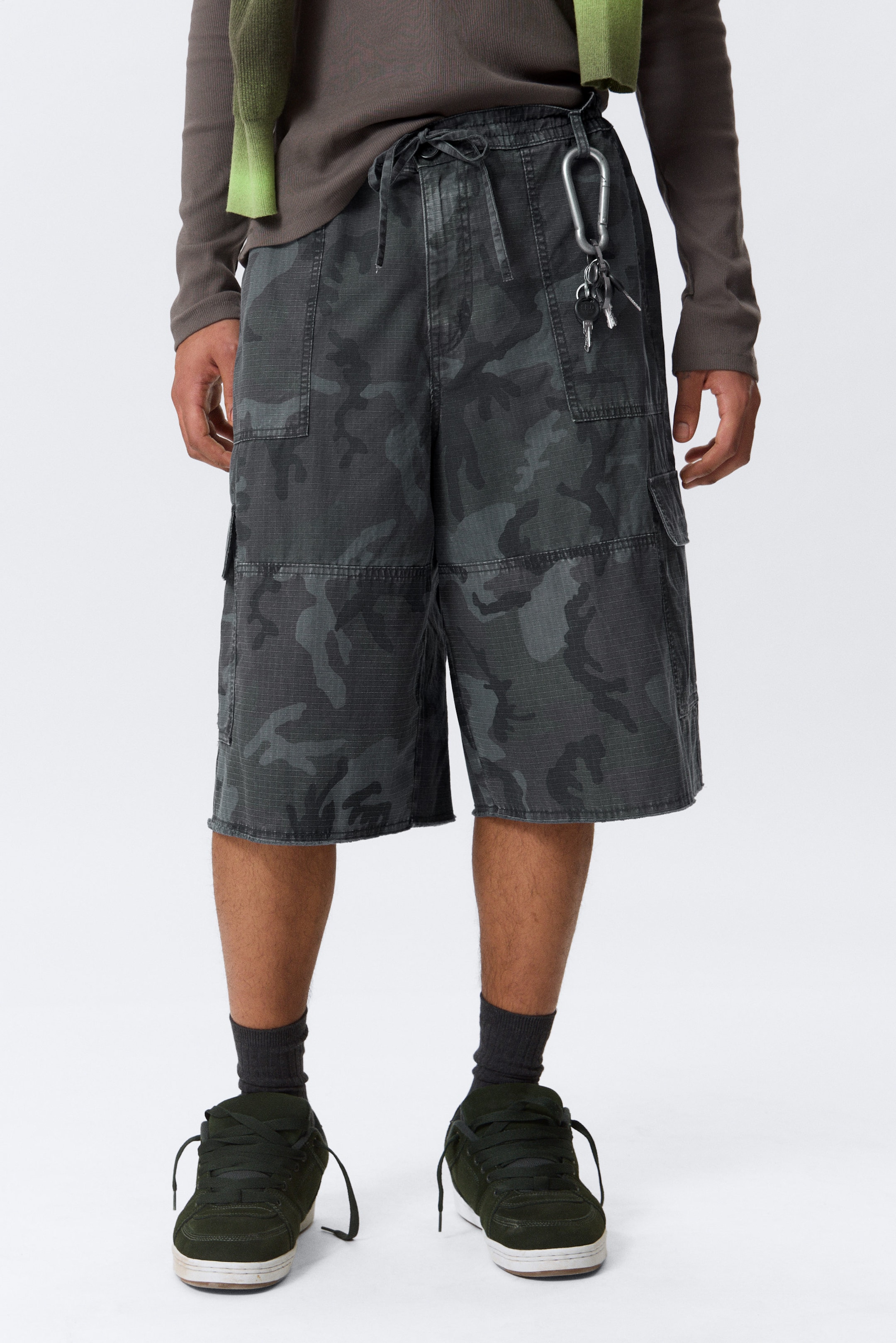 Navy Camo - Ruimvallende knielange cargoshort met halfhoge taille - 2