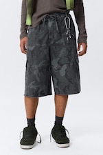 Navy Camo - Ruimvallende knielange cargoshort met halfhoge taille - 1