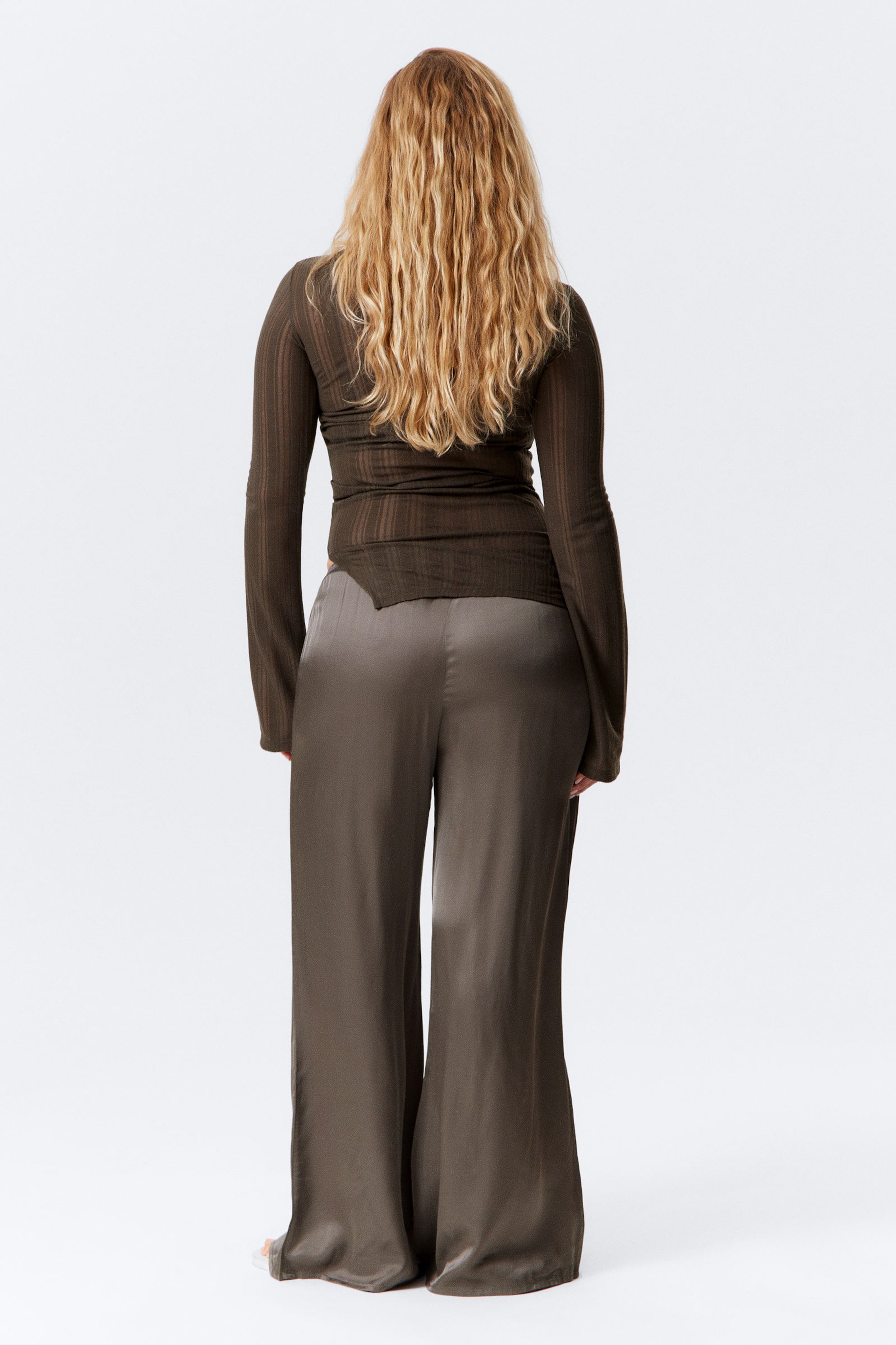 Donkertaupe - Gedrapeerde satijnen broek met wijde pijpen - 3
