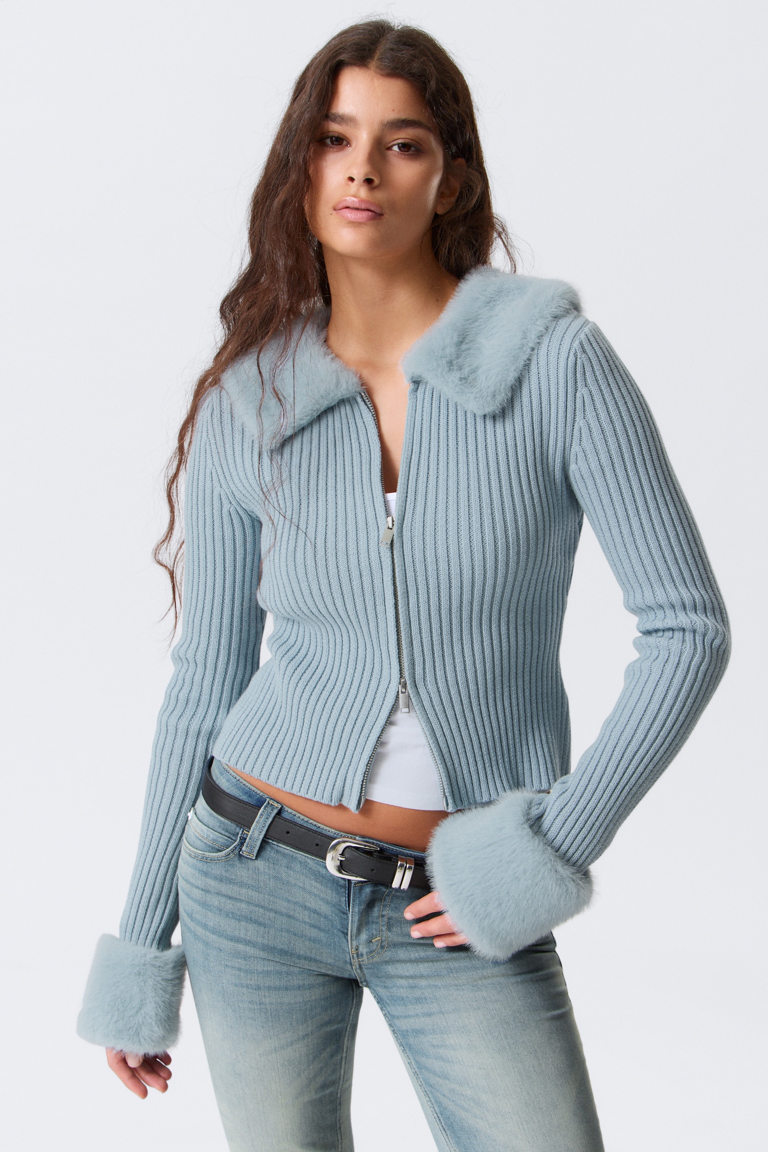 Cardigan zippé ajusté avec bordure en fausse fourrure - Bleu clair cendré - 1