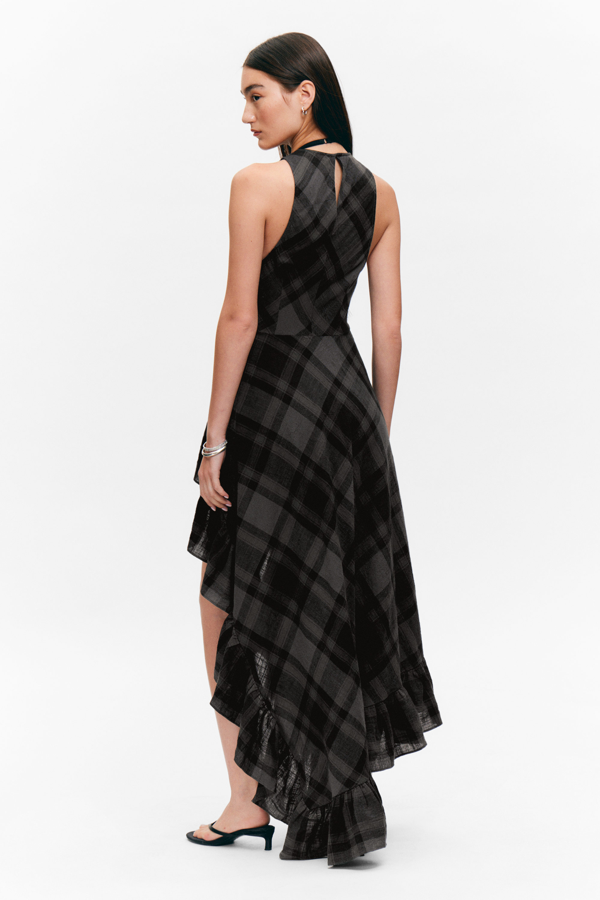 Dunkelgrau kariert - Ärmelloses asymmetrisches Maxikleid mit Rüschen - 3