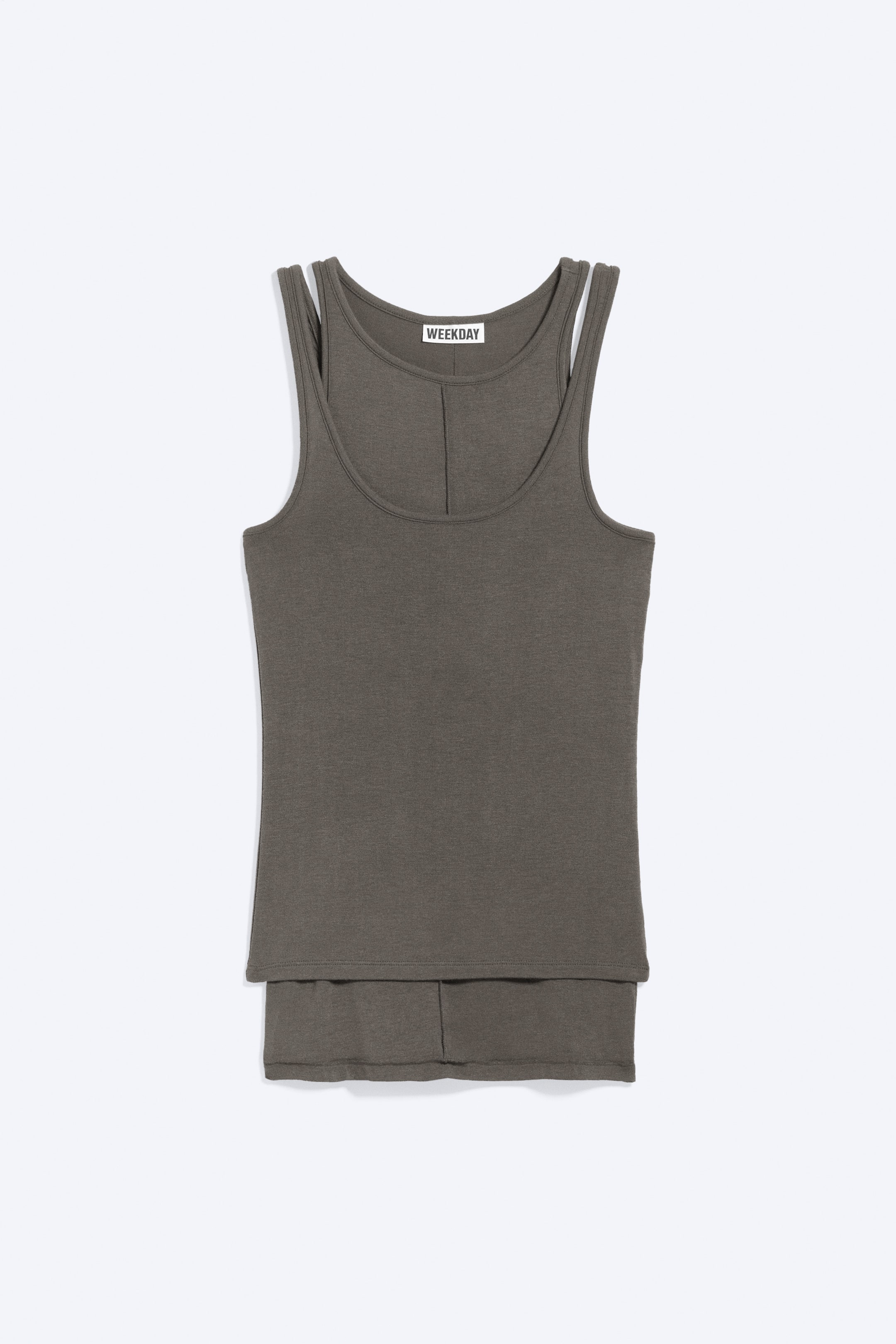 Ver imagen más grande: Se presenta una camiseta de tirantes verde oliva oscuro vista desde el frente, con escote redondo, dobles tirantes en los hombros y una costura vertical en el centro delantero.