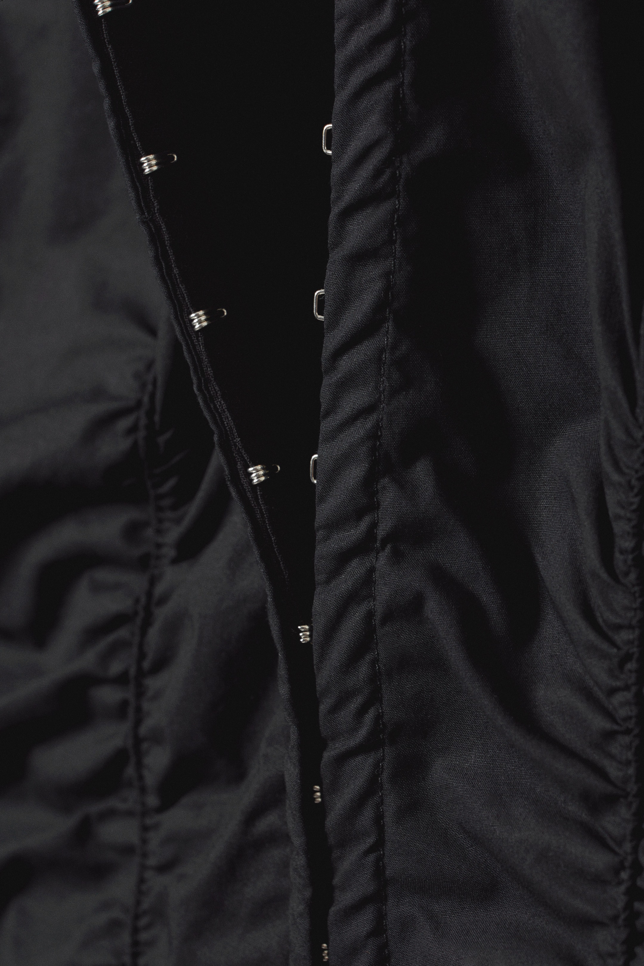 Schwarz - Gerafftes Popeline-Hemd mit V-Ausschnitt - 1