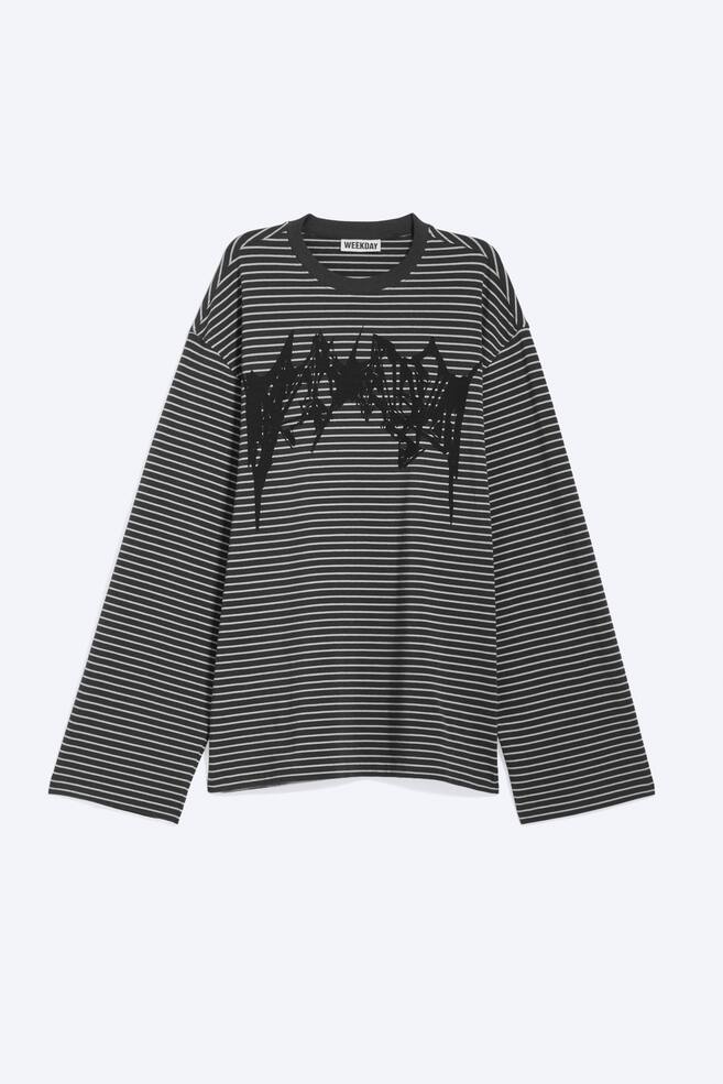 Camiseta de manga larga de corte oversize con estampado gráfico - Gris oscuro/Azul claro empolvado - 1