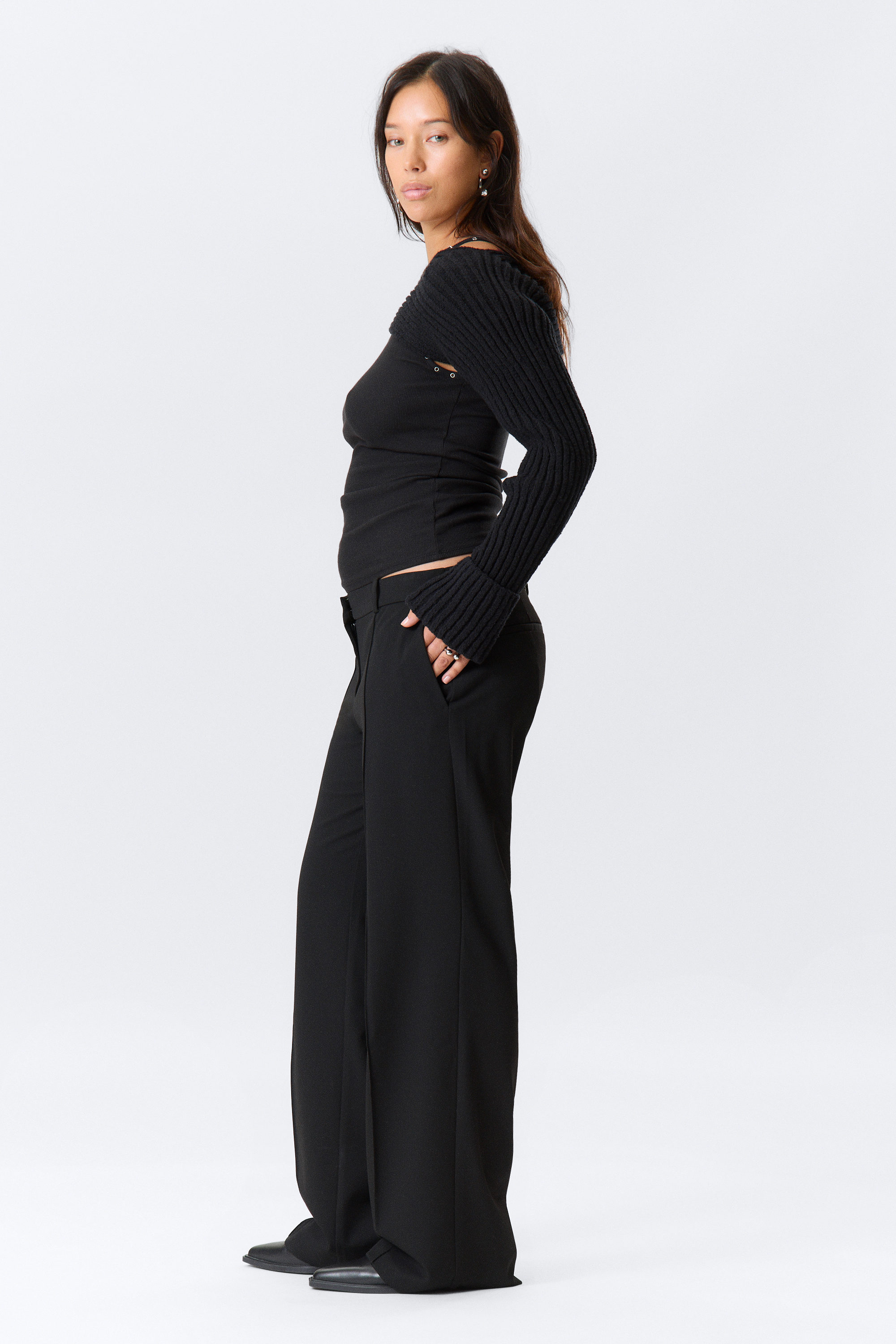 Black - Low Rise Straight Suiting Trousers - 2