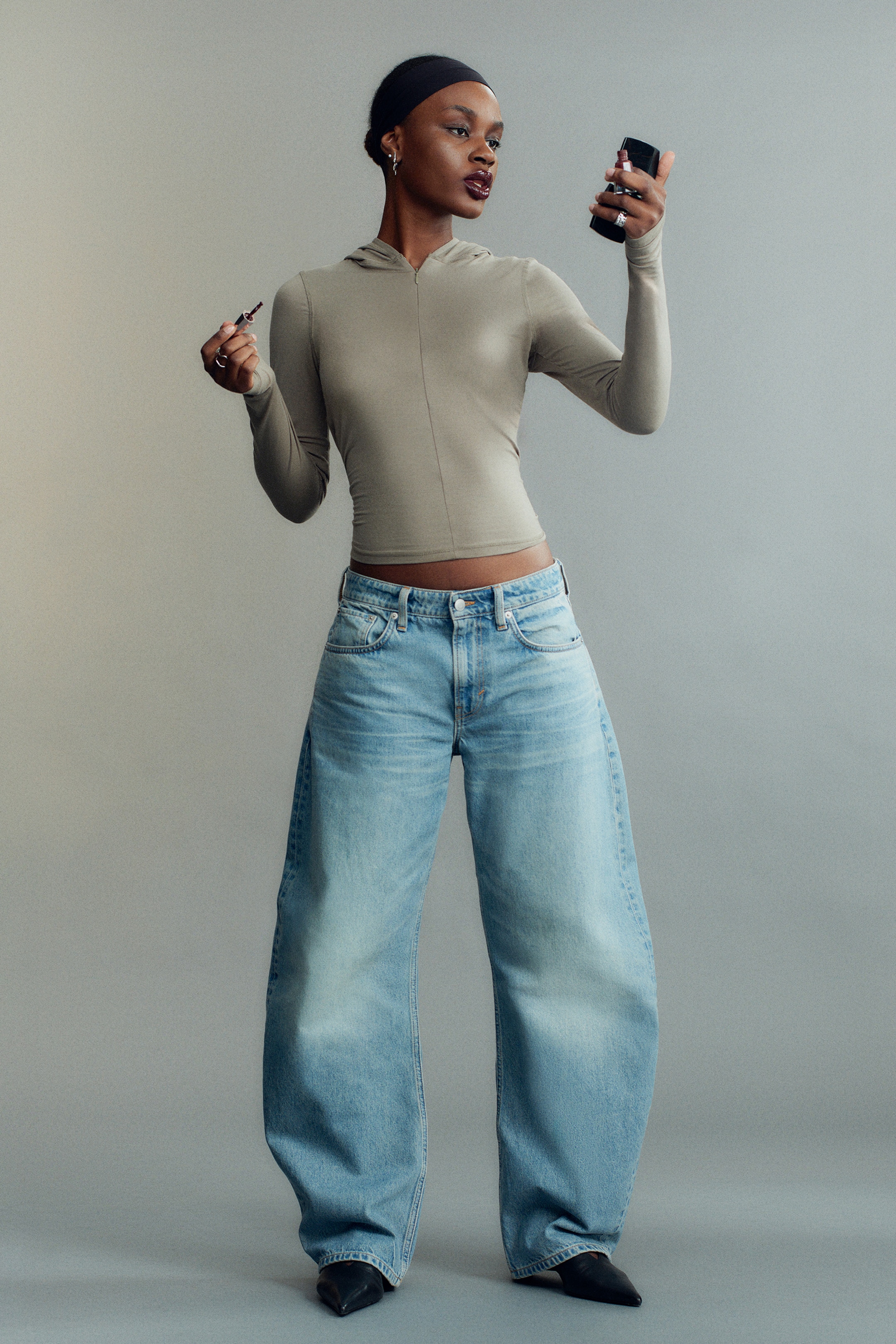 Grösseres Bild ansehen: Ein Paar hellblaue, gewaschene Jeans wird von vorne gezeigt, mit einer mittelhohen Taille, einer regulären Passform und einem geformten Kokonbein. Sie sind mit sichtbaren vorderen Schaufeltaschen, einer Münztasche und einem Reißverschluss mit Knopfverschluss gestaltet.