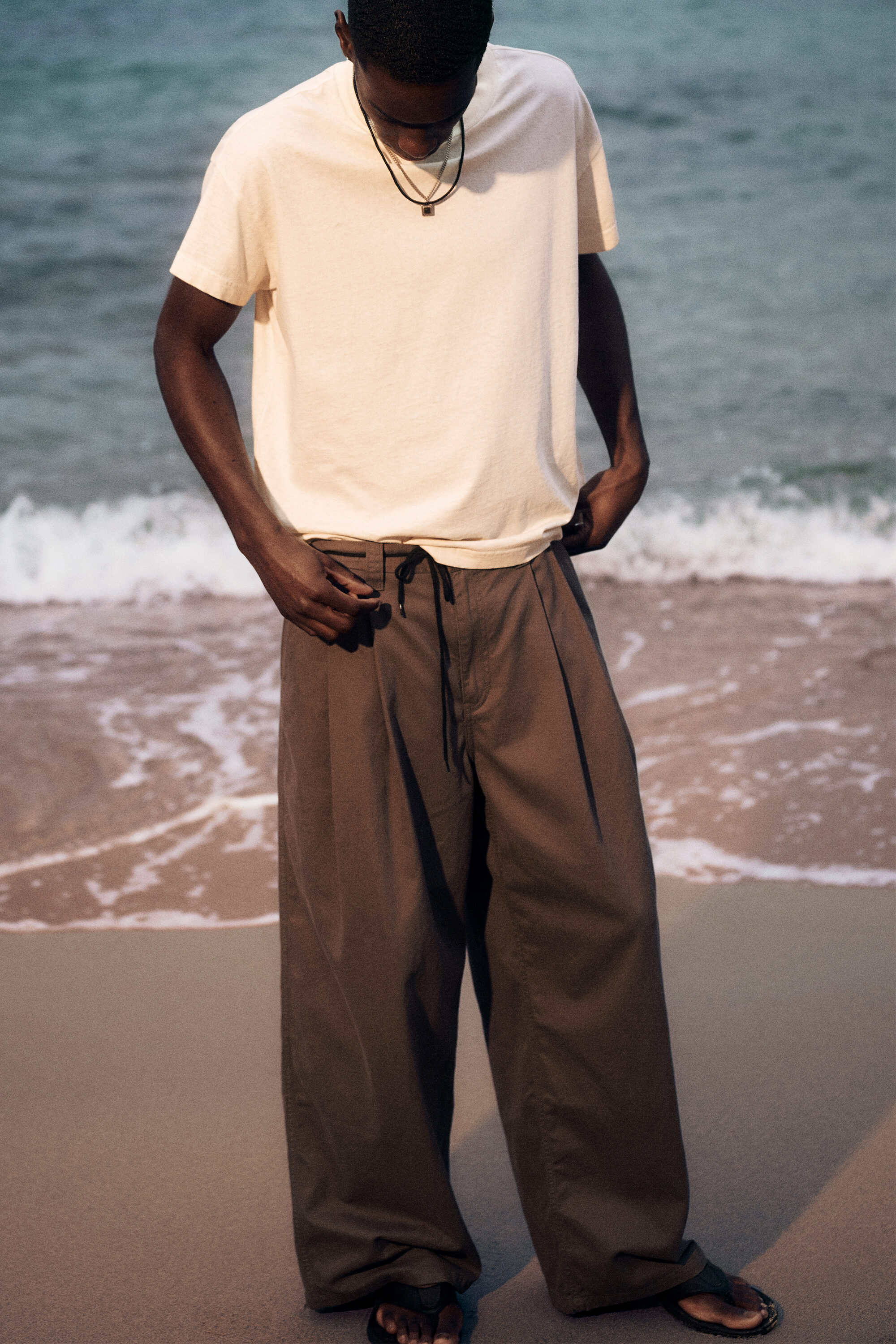 otis baggy pleated twill chinos - Dark Mole | Weekday WW