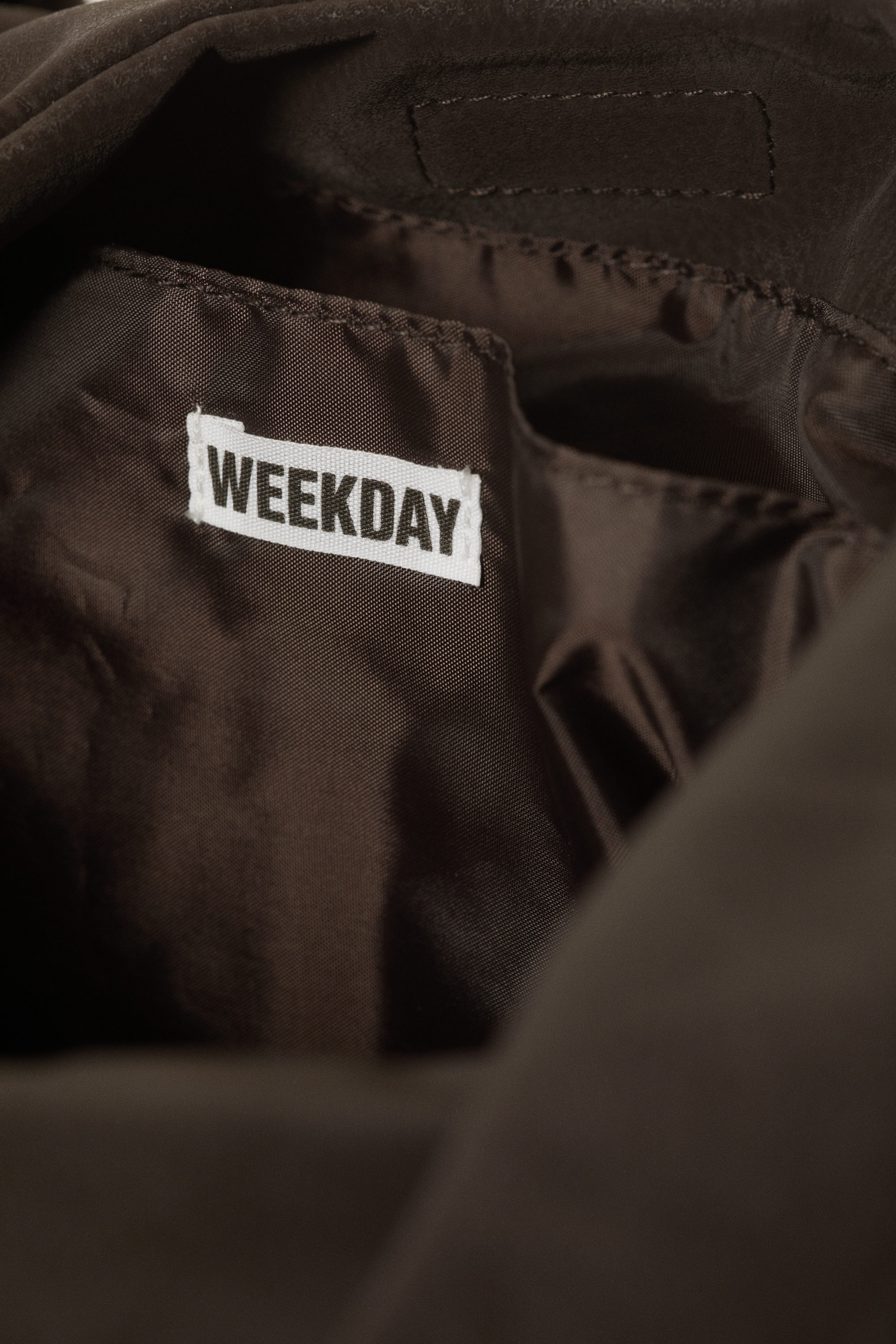 Dunkelbraun - Lässige Schultertasche aus Kunstleder - 4