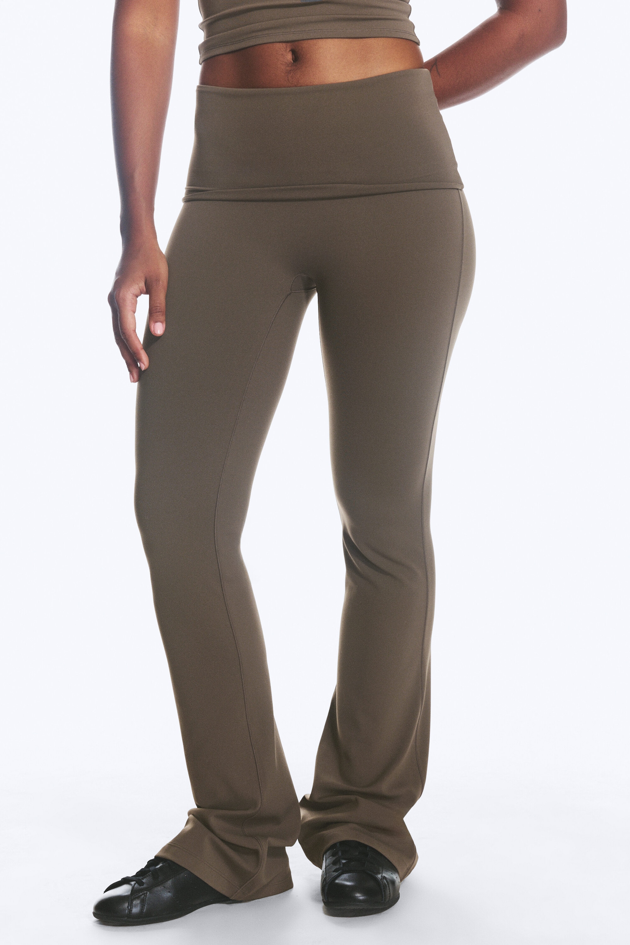 Donkertaupe - Yogalegging met omgeslagen taille en wijd uitlopende pijpen - 2