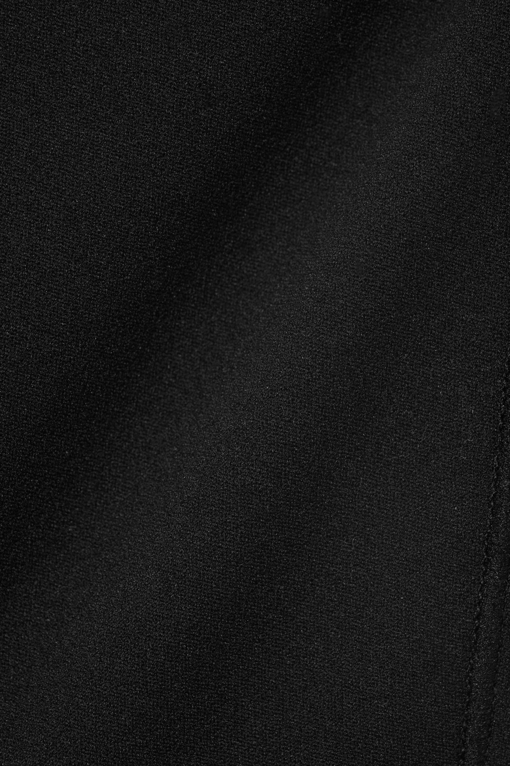 Schwarz - Kurzes Sporttop mit tiefem Ausschnitt - 5