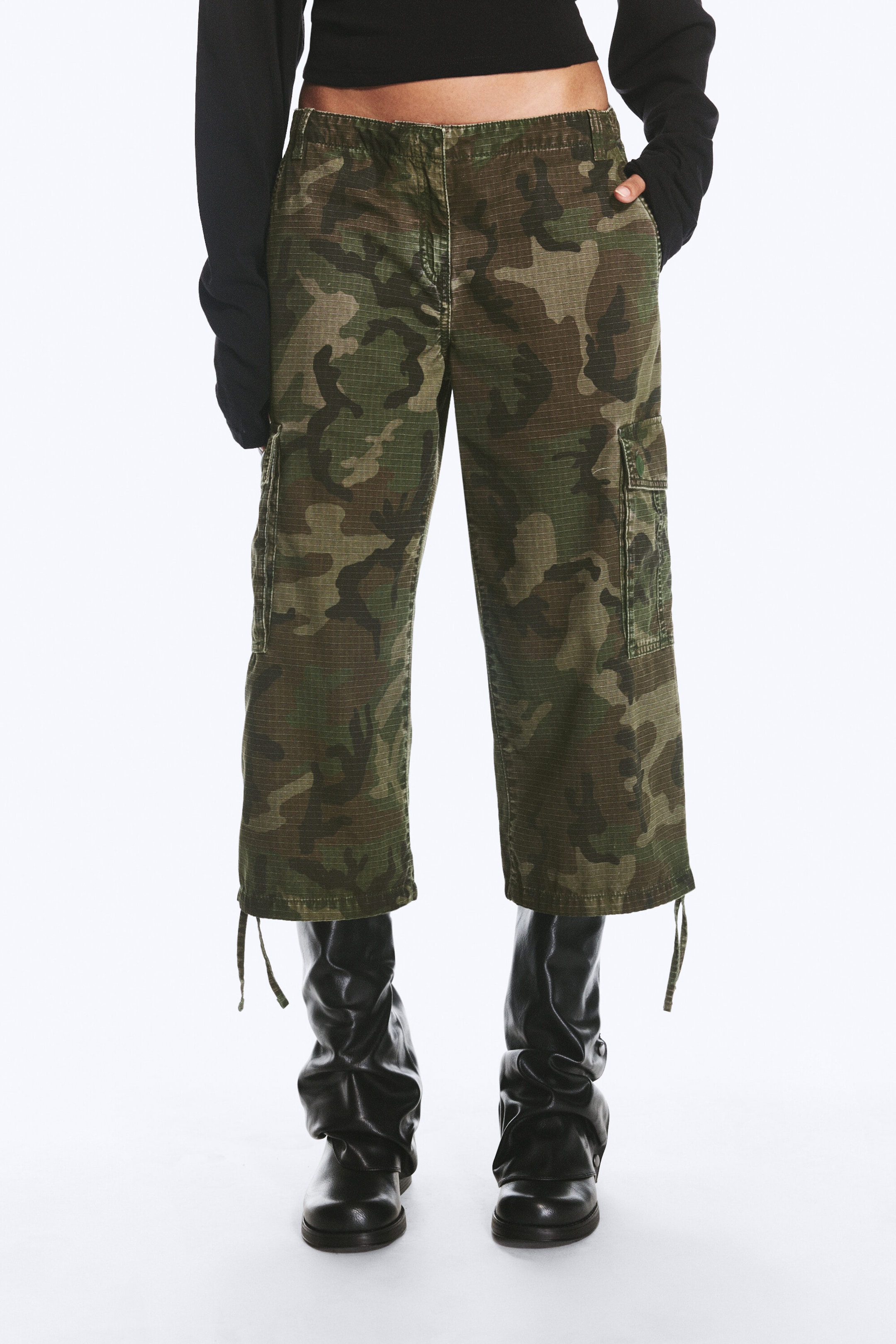 Khakigrön - Camo - Lågmidjade croppade cargobyxor - 2