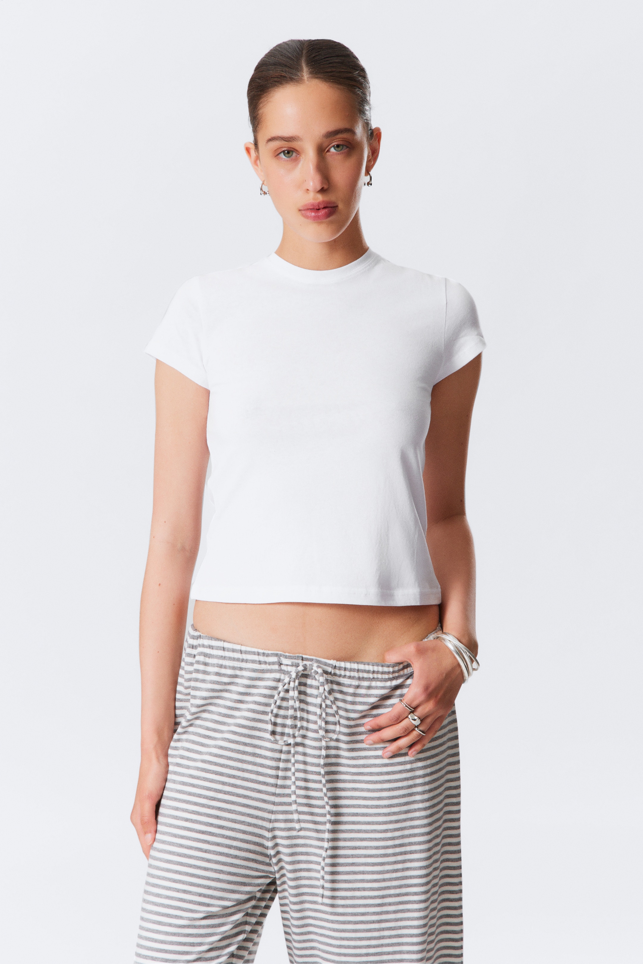 Visa större bild: Smal kortärmad t-shirt i bomull - Vit - DAM | H&M SE 1