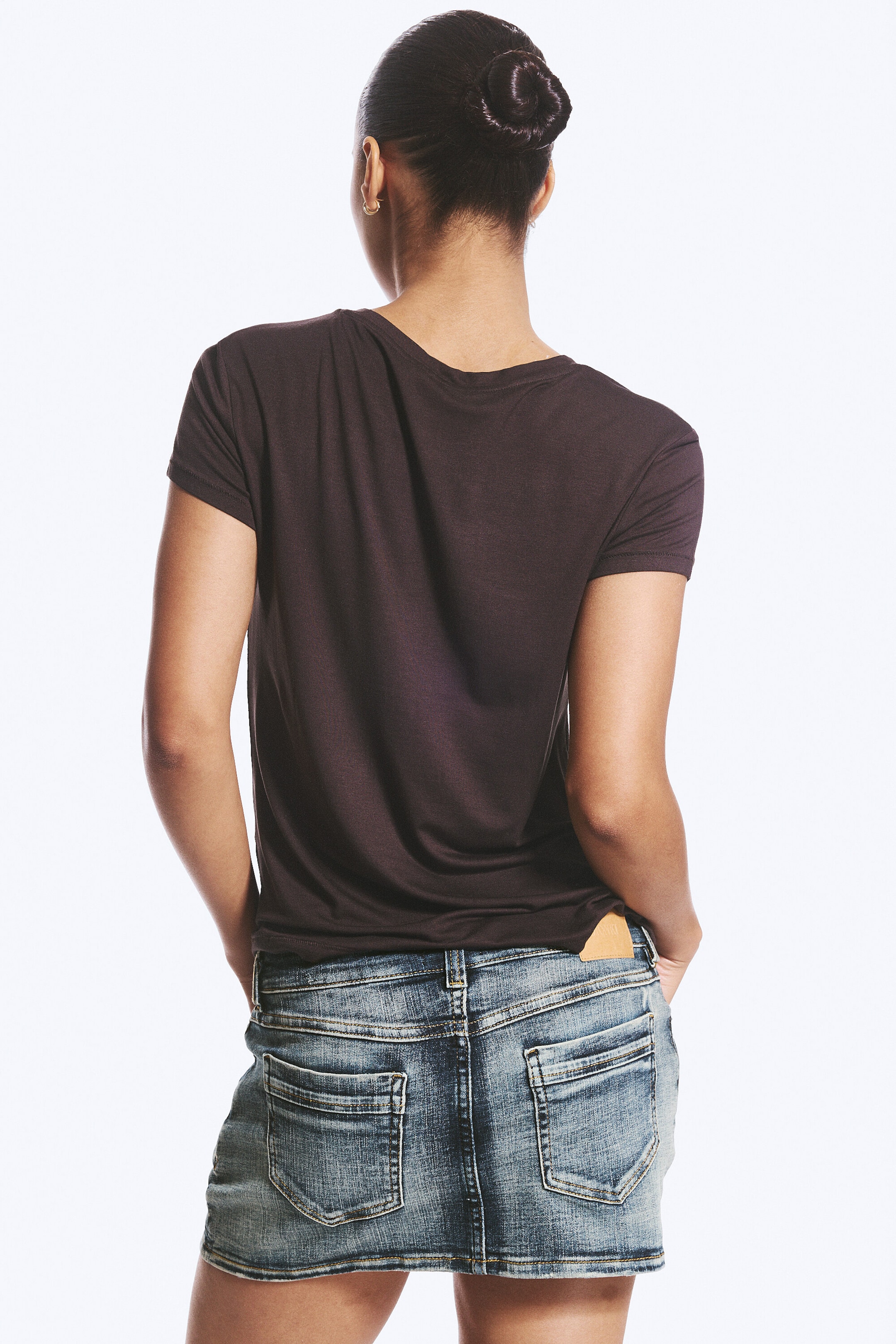 Mörkbrun - T-shirt i viskos med normal passform - 2