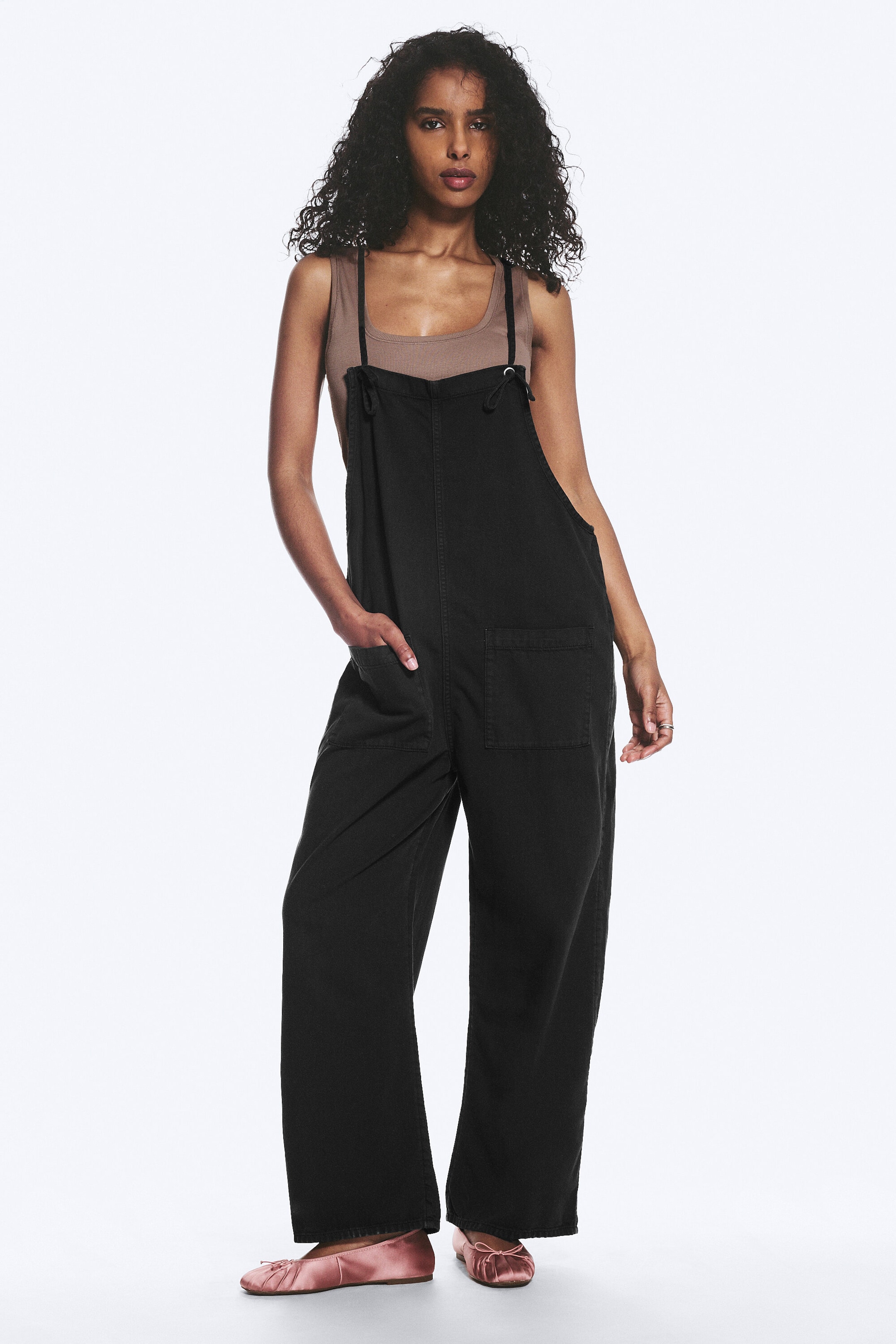 Schwarz - Bequeme Latzhose mit geradem Bein - 1