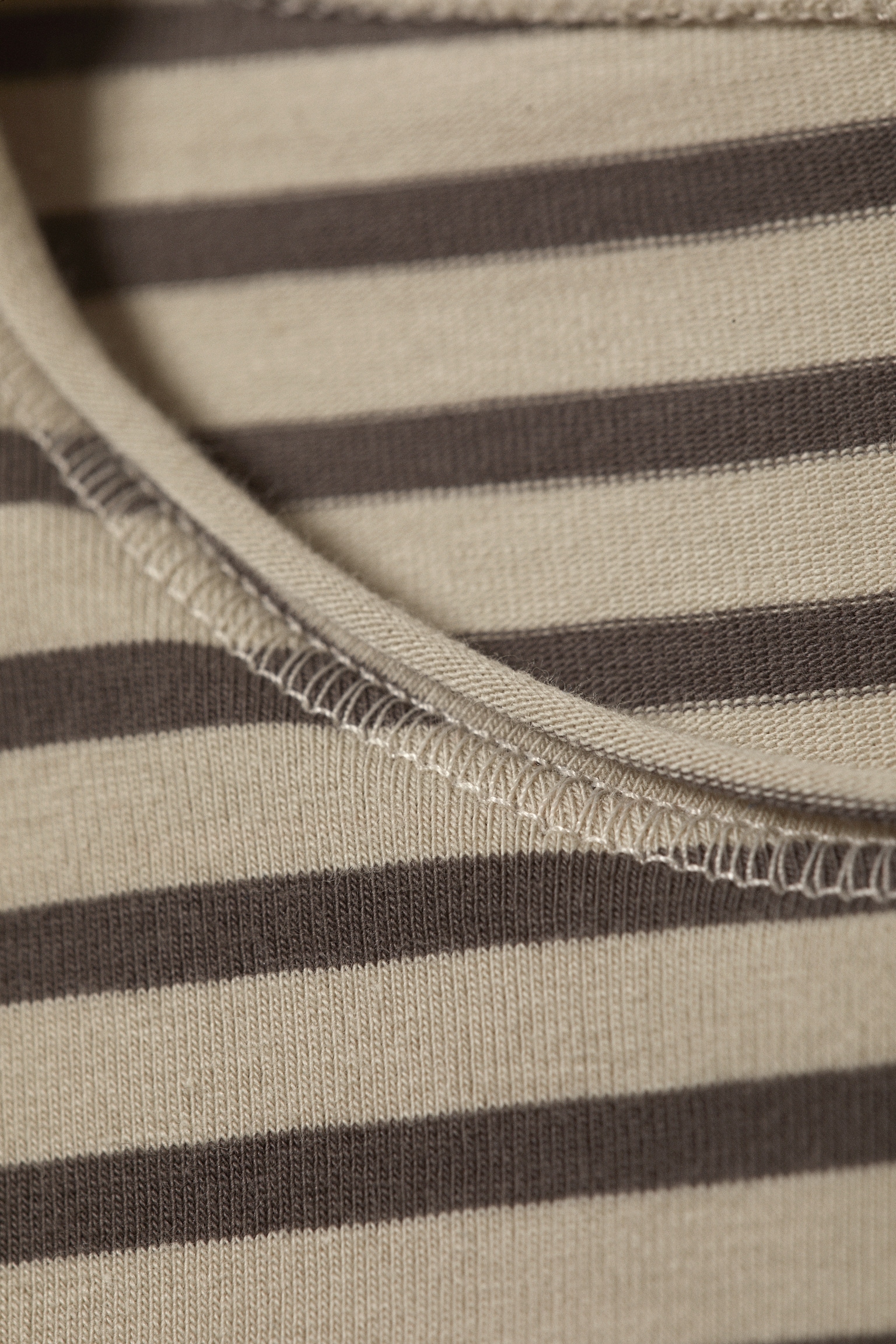 Longsleeve aus Baumwolle - Graubraun gestreift/Schwarz & grau gestreift/Dunkelbraun/Dunkelgrün/Dunkelbraun gestreift/Weiß - Schwarze Streifen/Weiß/Dunkles Khakigrün gestreift/Rostbraun - 5