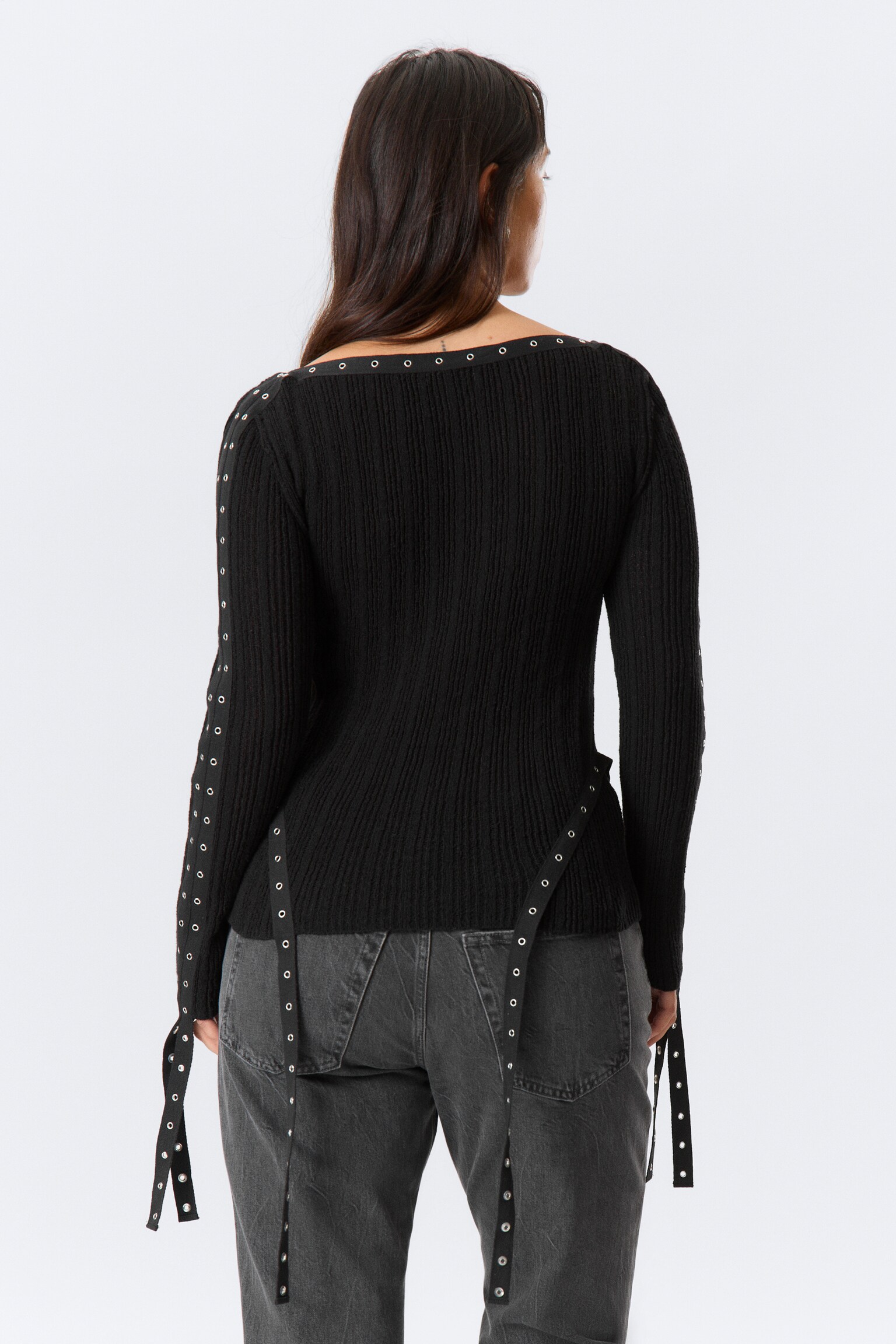 Pletený top s detailmi očiek a lodičkovým výstrihom - Black - 3