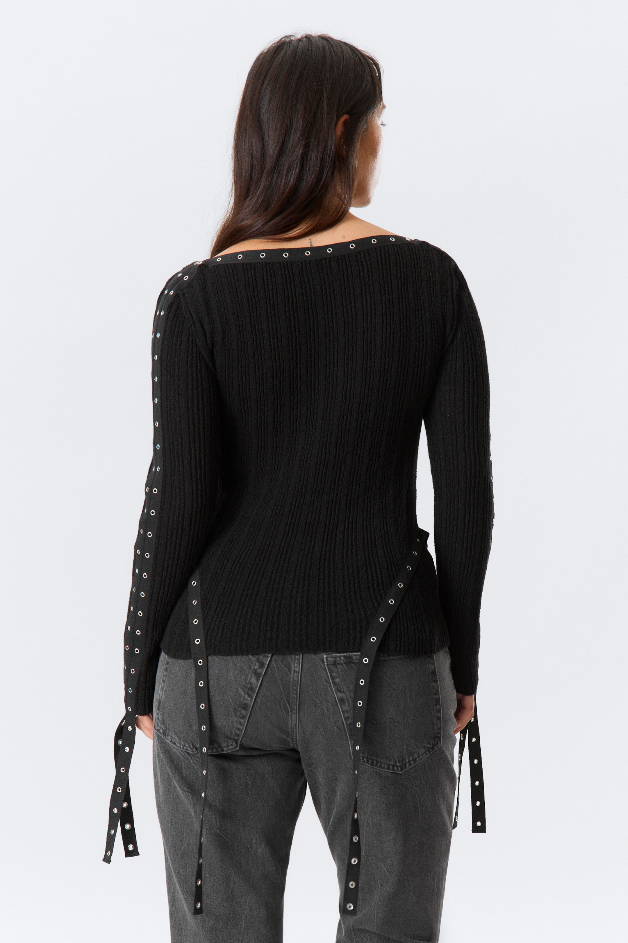 Schwarz - Strick-Top mit Ösen-Detail und U-Boot-Ausschnitt - 3