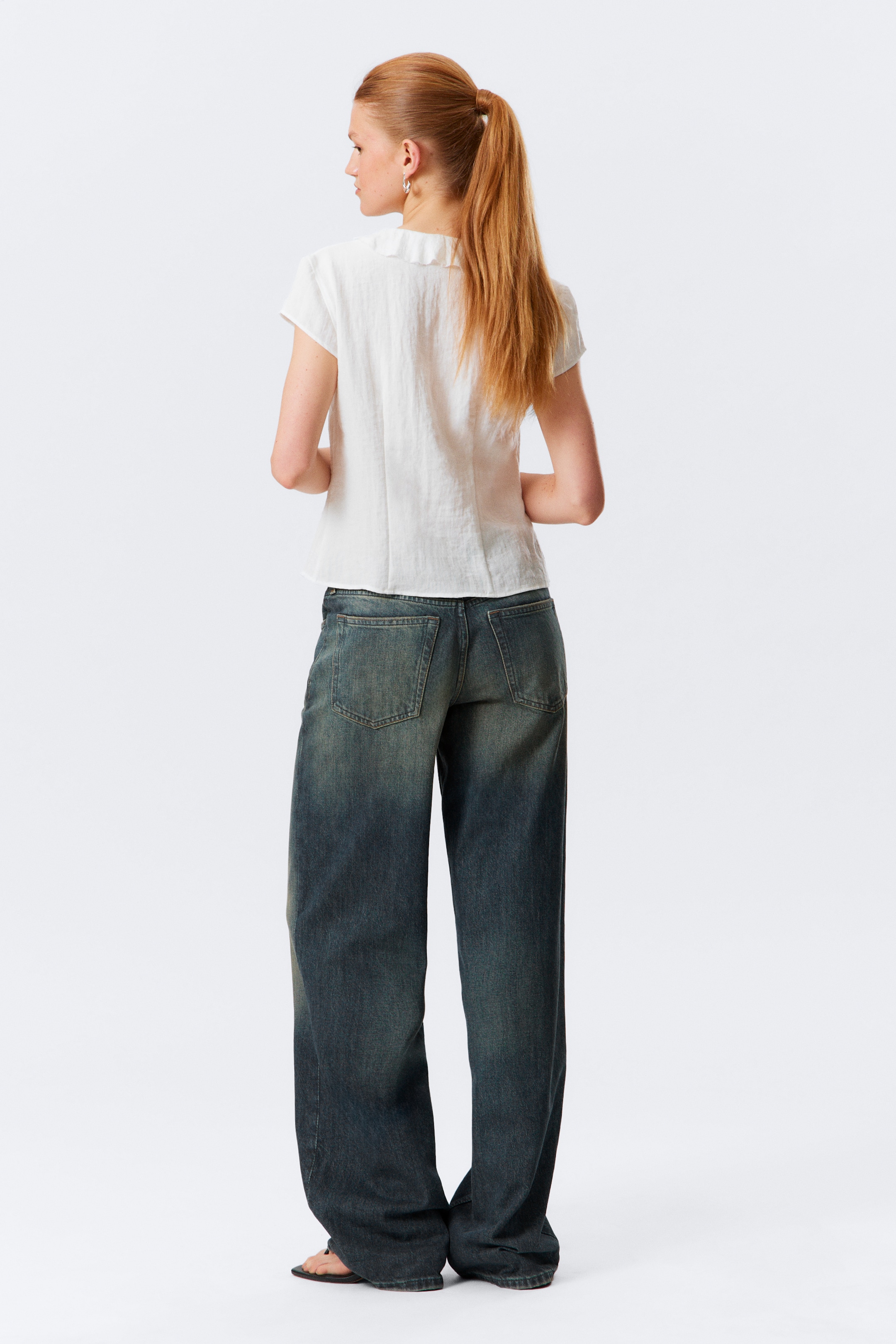 Größeres Bild anzeigen: Gerüschtes Oberteil mit Schnürung vorne - Weiß - Ladies | H&M AT 4