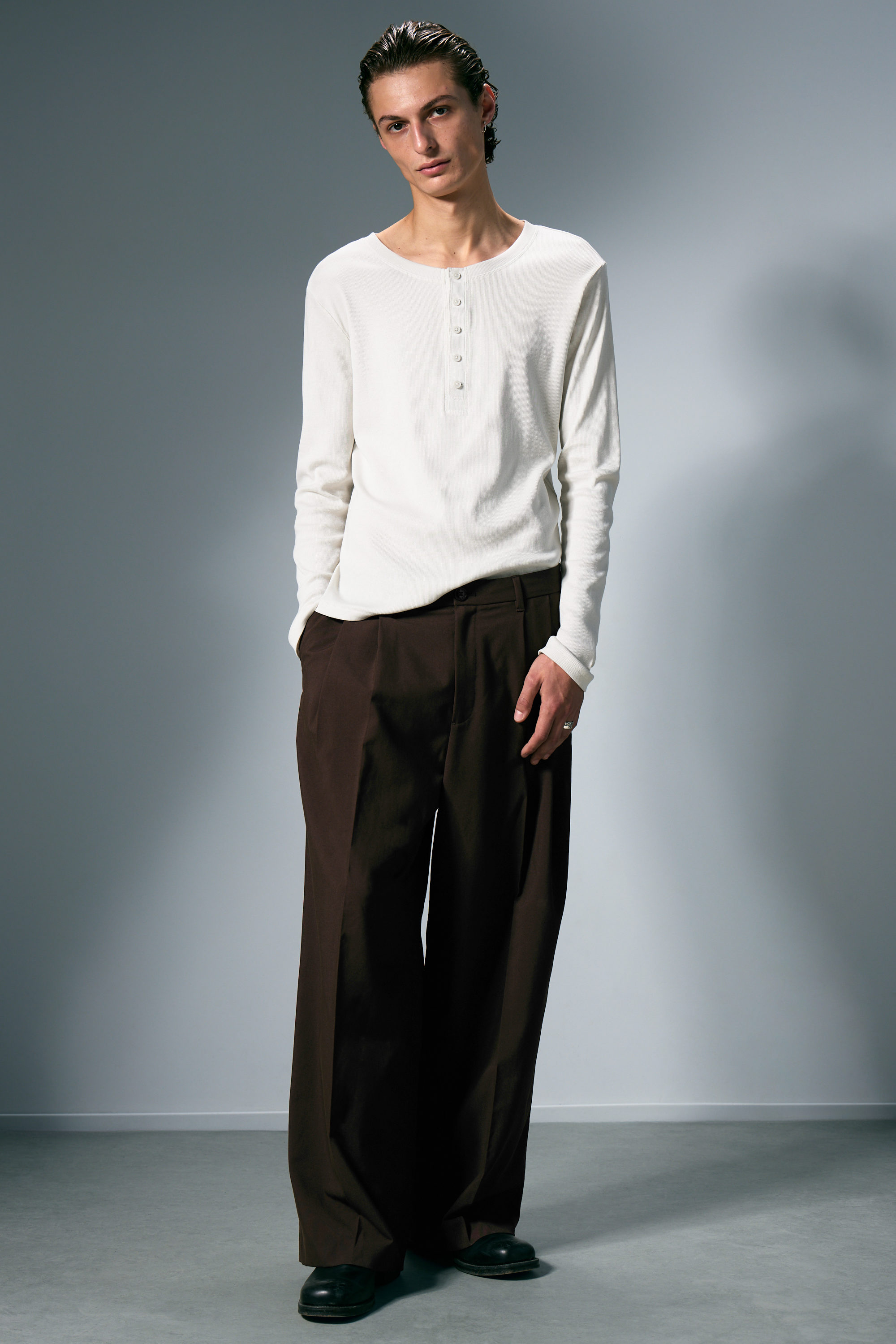 Mörkbrun - Nate kostymbyxor med lös passform och veck - 1