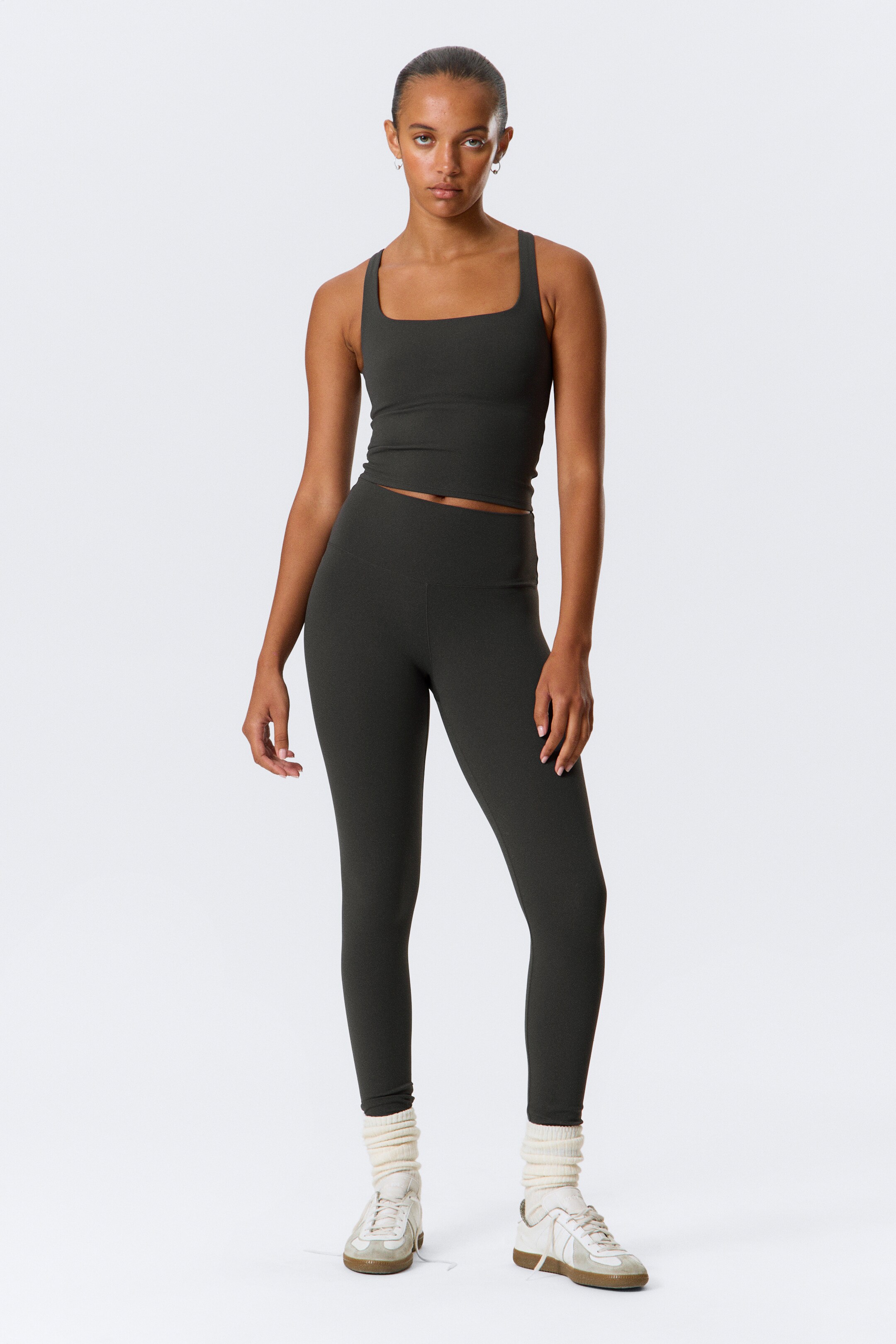 Größeres Bild anzeigen: Cropped-Sporttop - Dunkelgrau - Ladies | H&M AT 2