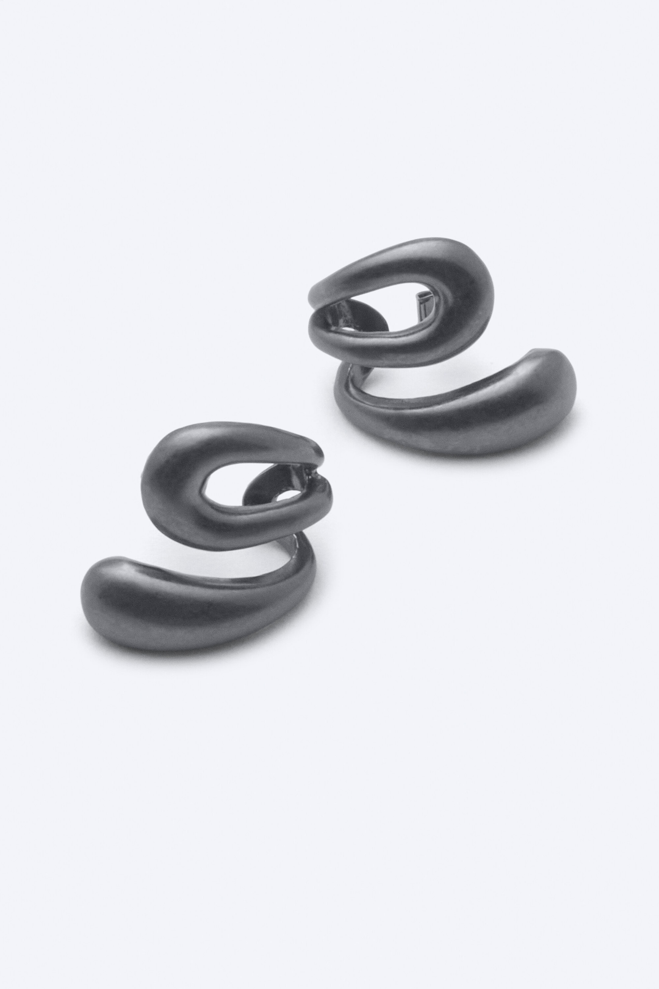 Dunkelgrau - Ohrring mit skulpturaler Wellenform - 2