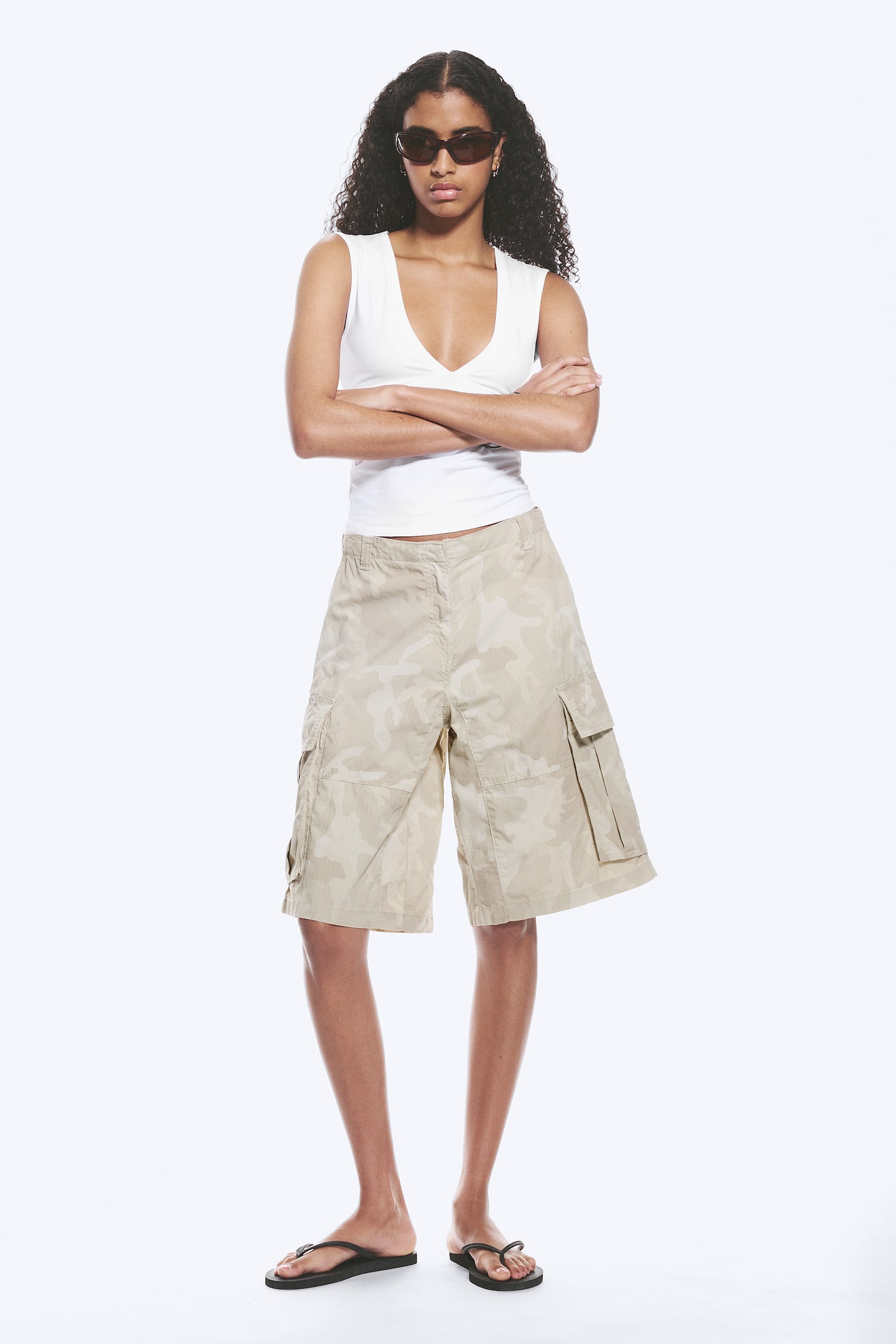 Løse, lavtaljede cargoshorts - Lys Beige - Camouflage/Forvasket mørkegrå - 1