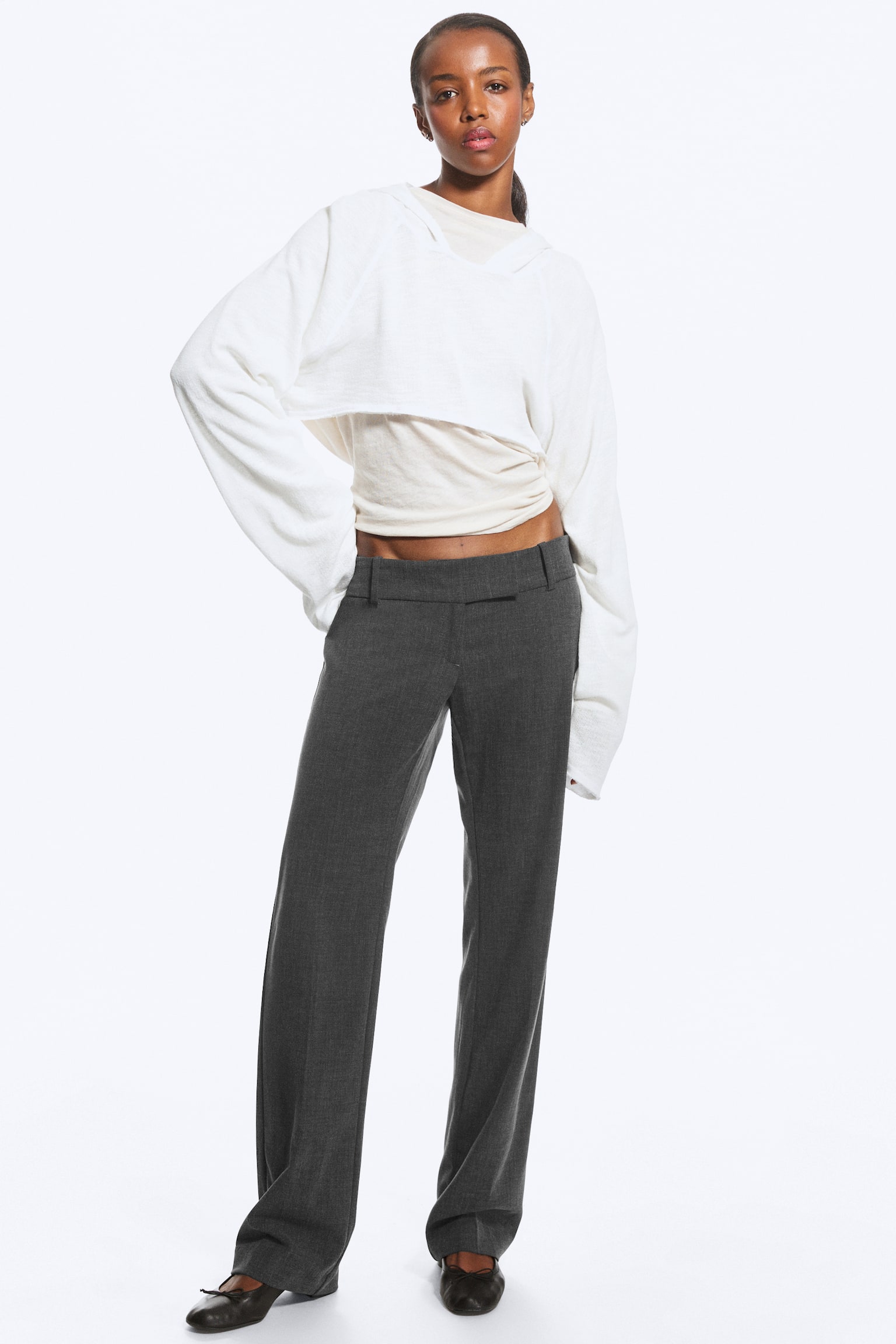 Se muestra un par de pantalones rectos de color gris oscuro, visto de frente, con una cintura limpia con trabillas para cinturÃ³n y cierre oculto de gancho y barra. Los pantalones caen rectos hasta el bajo, mostrando una silueta entallada y estilizada. - 1