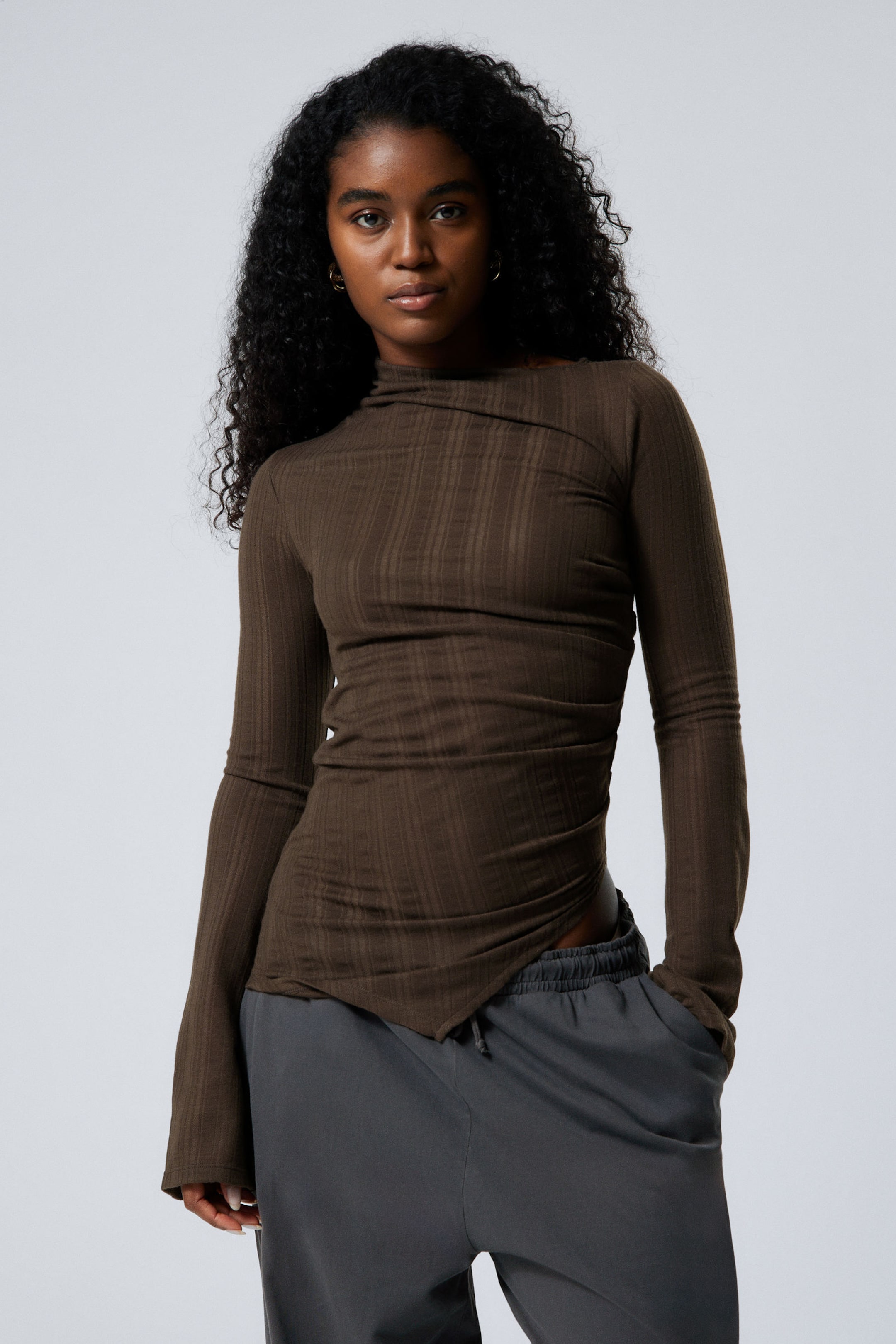 Dunkelbraun - Transparente, asymmetrische Langarmbluse - 1