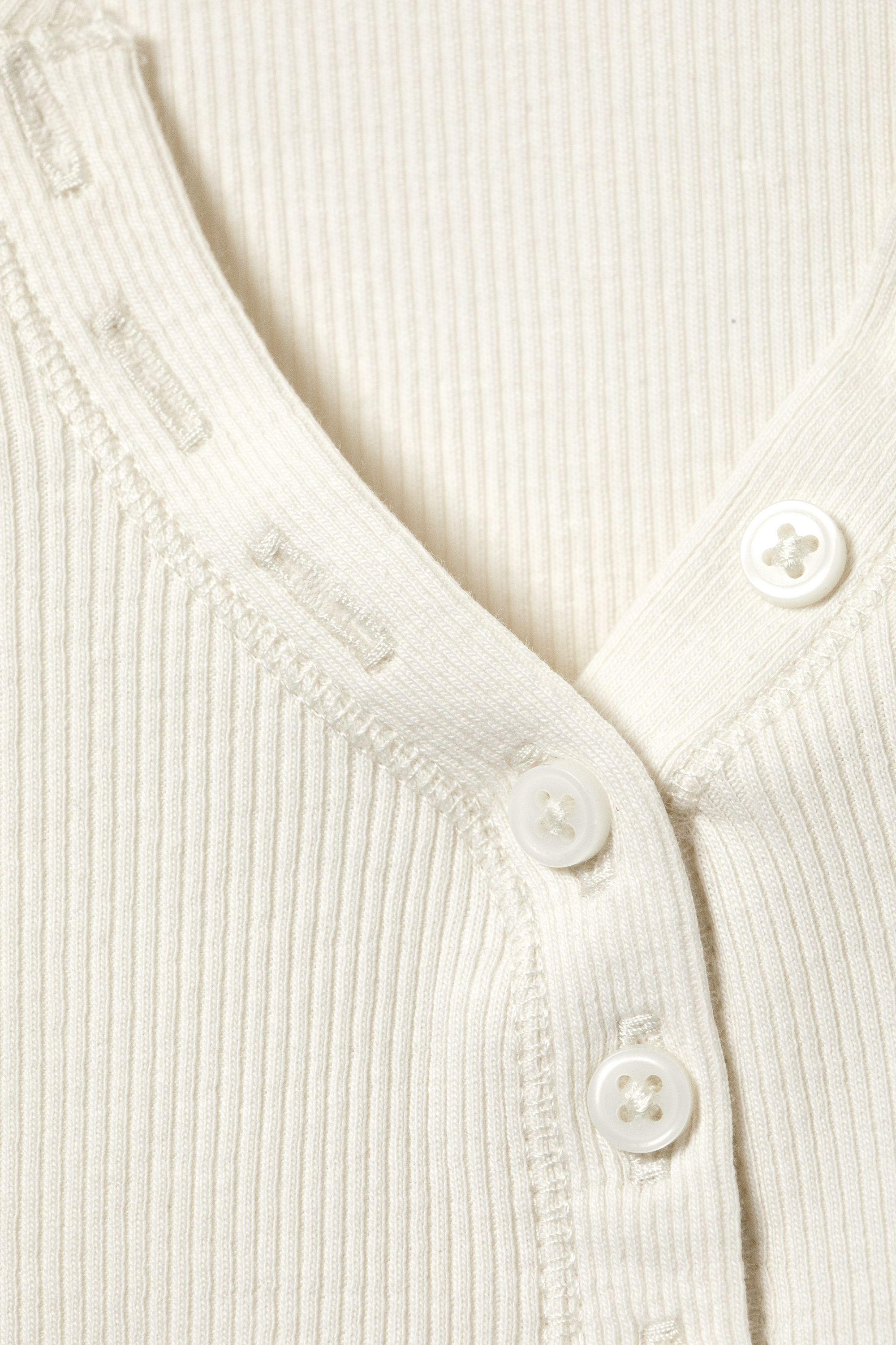 White - Figurbetontes Langarm-Top mit V-Ausschnitt - 2