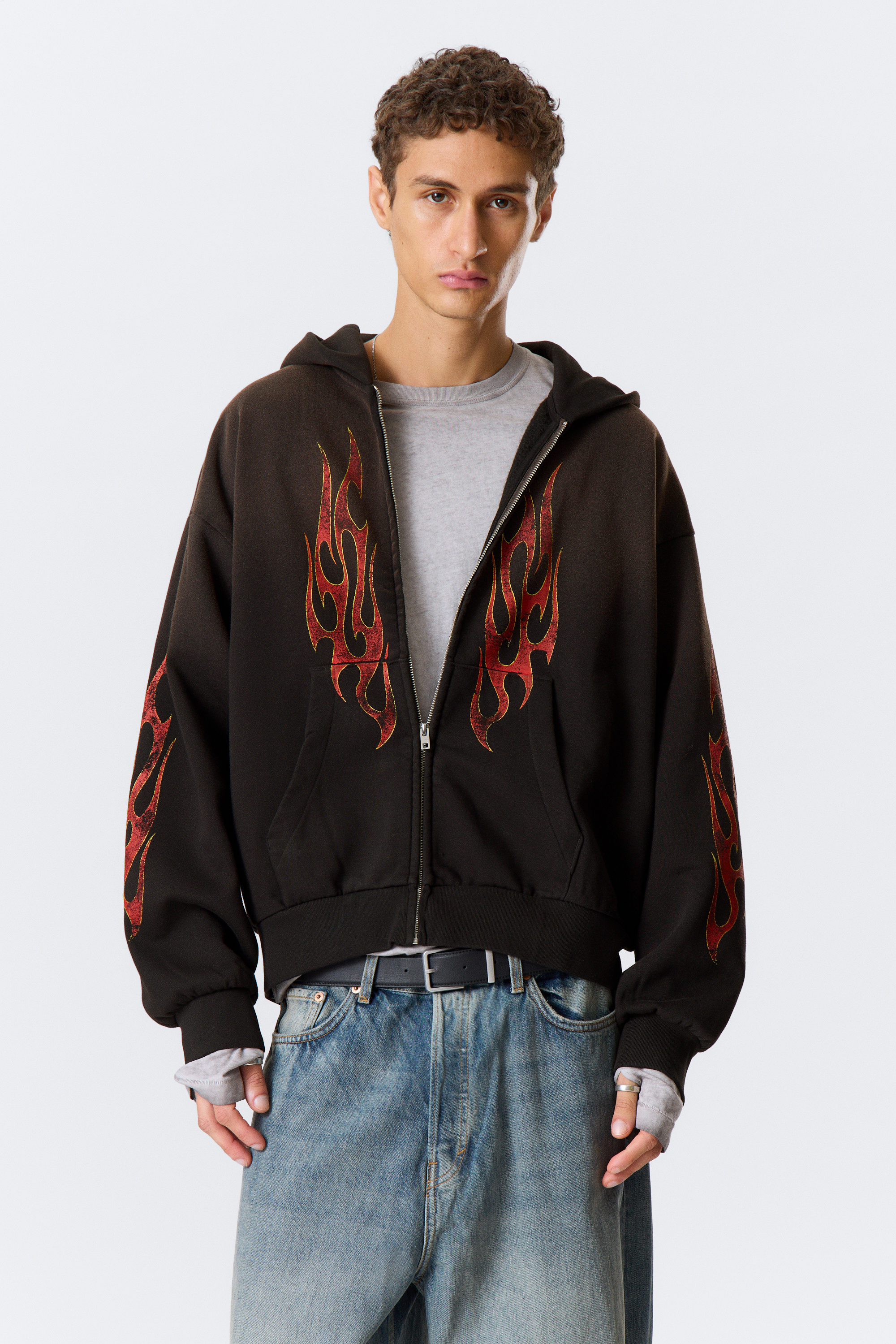 Schwarz - Abgenutzte Flamme - Grafischer Zip-Hoodie mit eckigem Schnitt - 1